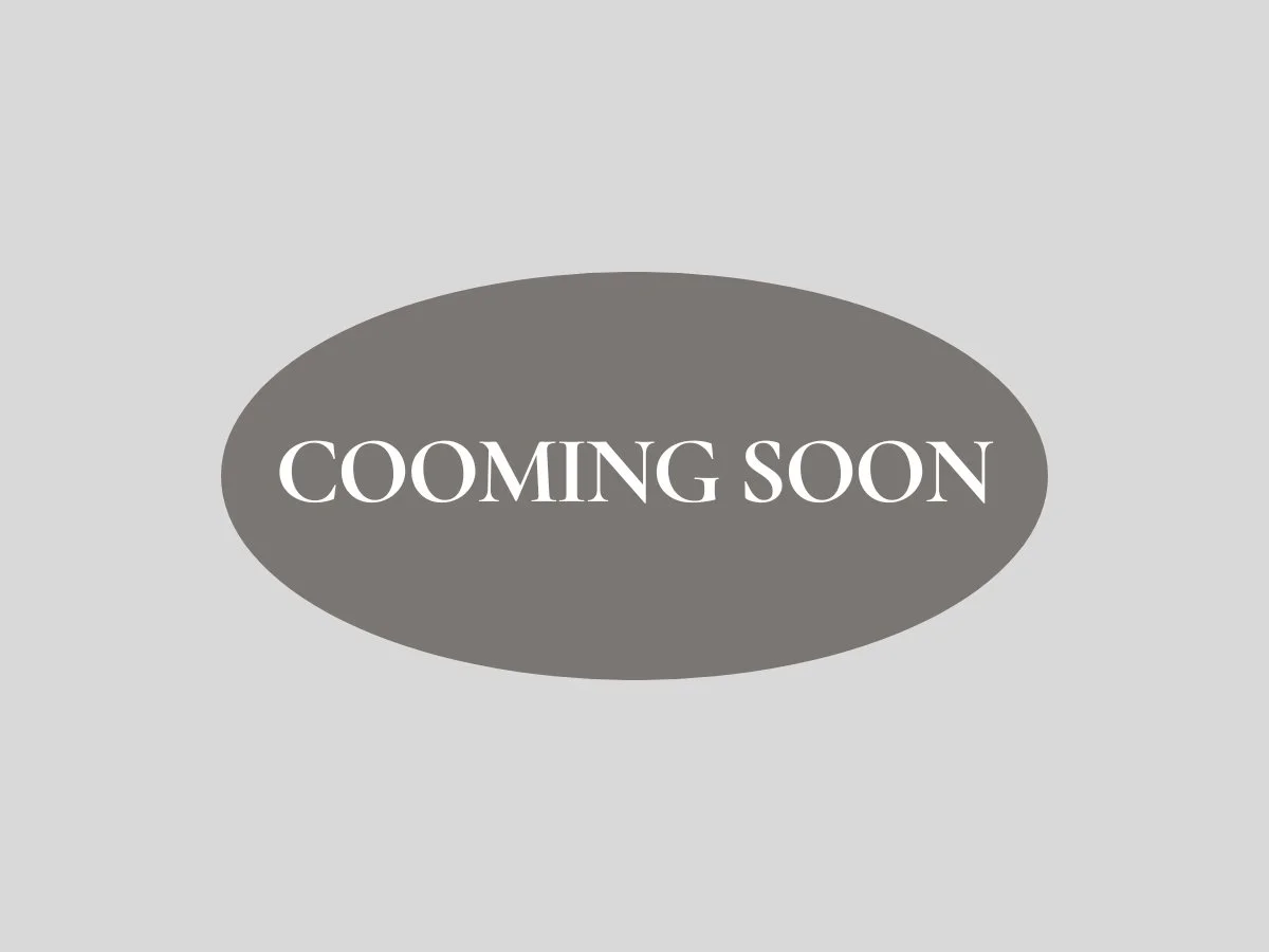 Graues Hintergrundbild mit der weißen Schrift 'Coming Soon' in der Mitte, eingekapselt in eine graue ovale Form.