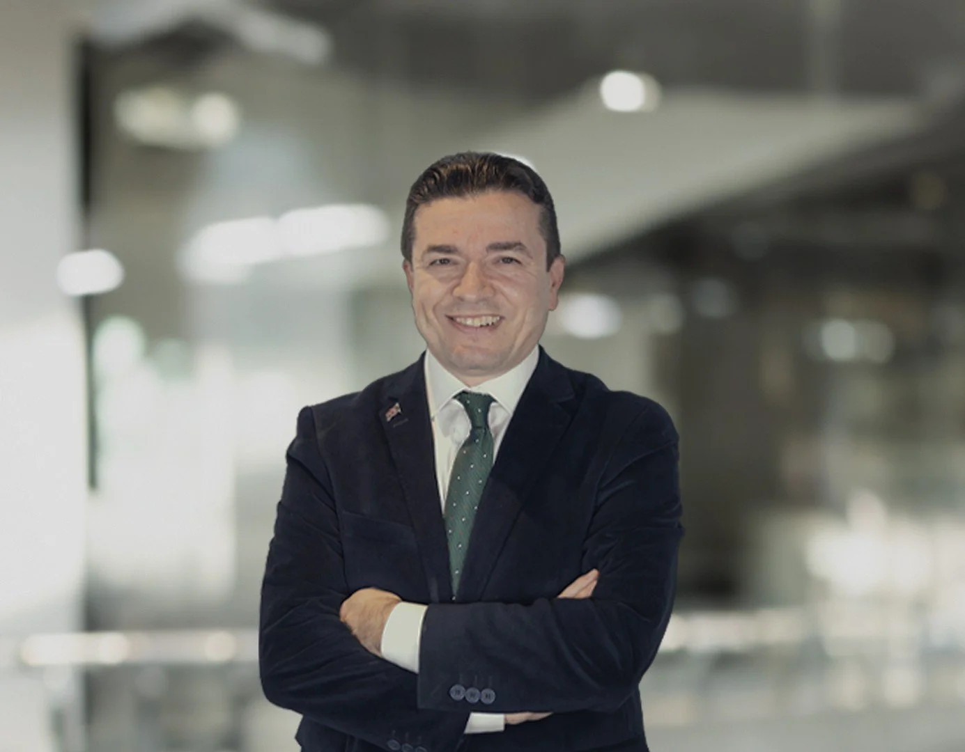 Ofis ortamında göğsü açık, kravat takmış gülümseyen erkek