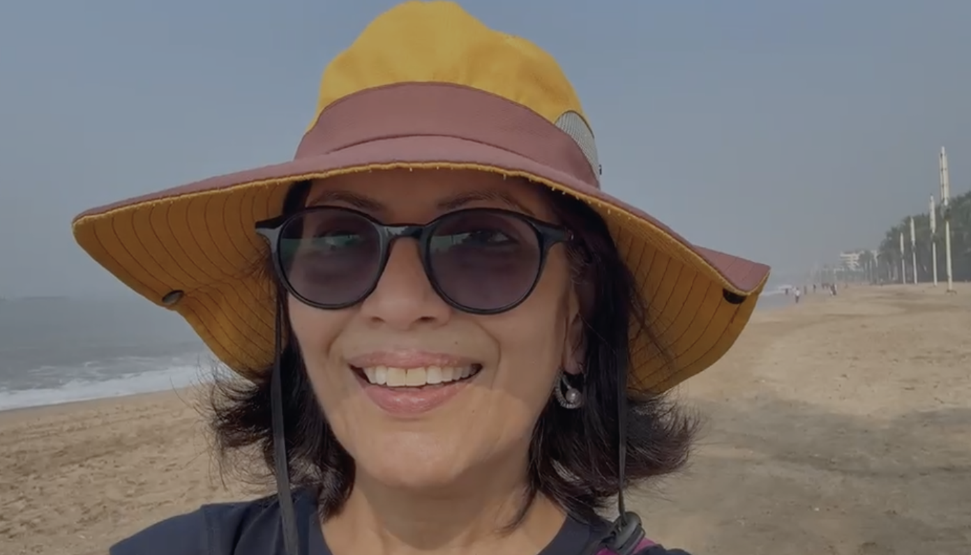 Anu Arora standing on Juhu Beach in Mumbai
