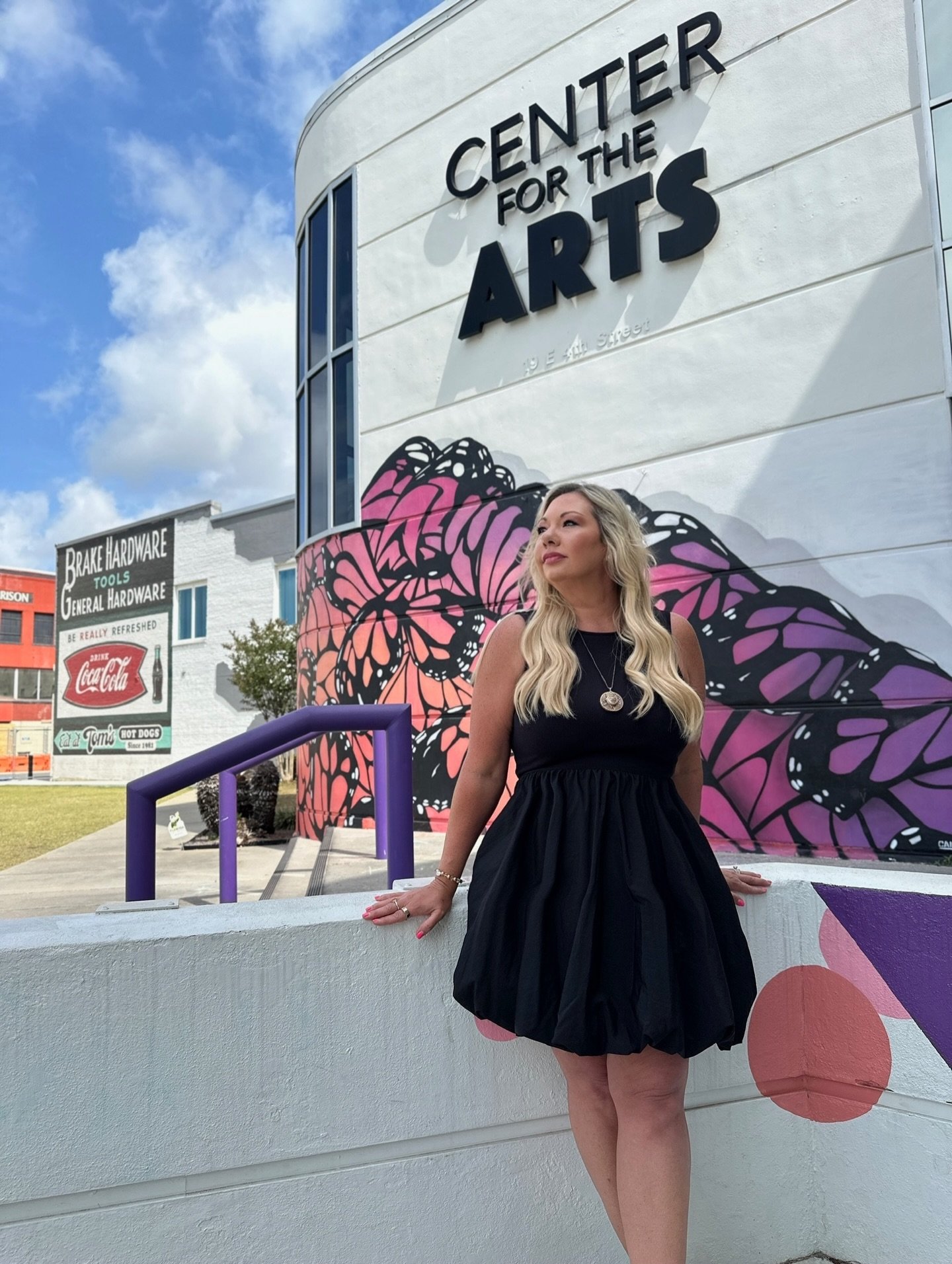 Downtown Panama City + live chalk art = one of my favorite weekends of the year.

@flluxeartsfestival is happening March 6&ndash;8, and the talent that shows up every year is unreal.

If you see me wandering around the Center for the Arts, come say h