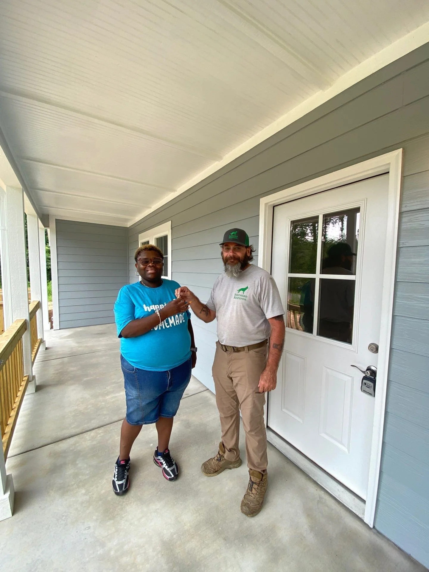 APP-133142 - Deborah Floyd - Key turnover.jpg