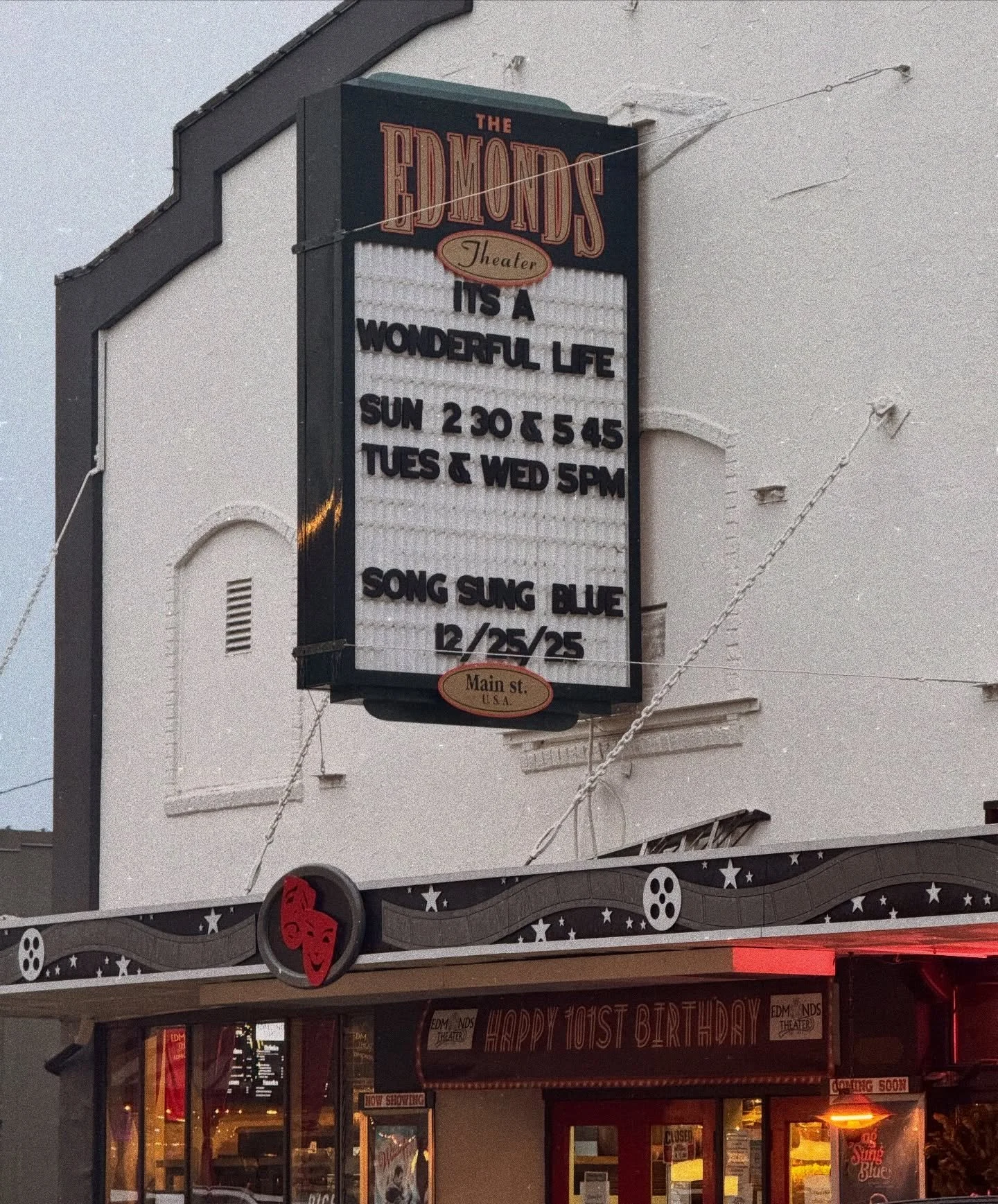 ✨🎄 Edmonds Christmas Eve Itinerary 🎄✨
 &ldquo;It&rsquo;s a Wonderful Life&rdquo; kind of day

🎬 Start with a holiday classic
Catch a showing of It&rsquo;s a Wonderful Life at 2:30 PM or 5:45 PM.
A timeless film that sets the tone for a meaningful 