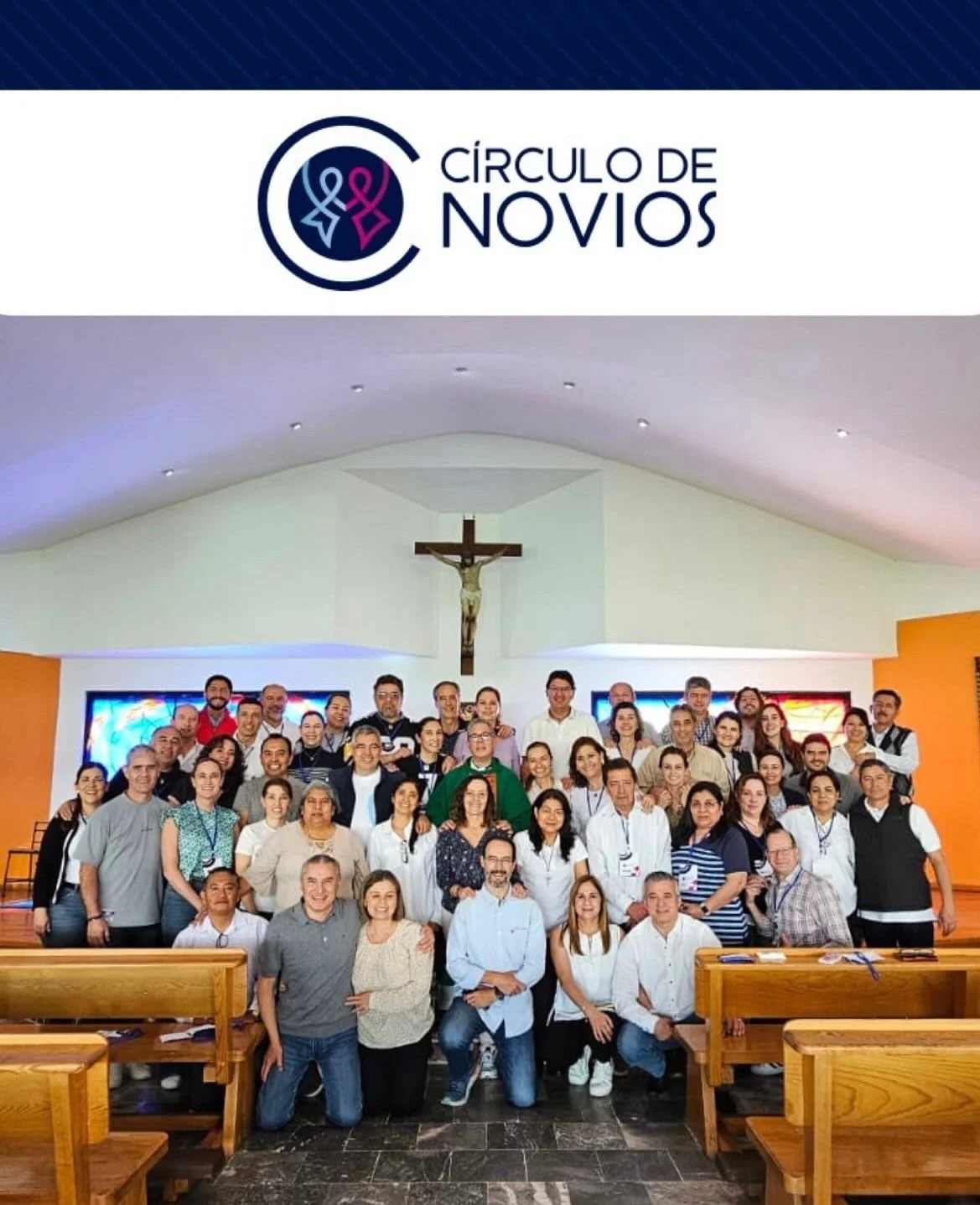Grupo de personas en una iglesia con un crucifijo, promocionando un Círculo de Novios.