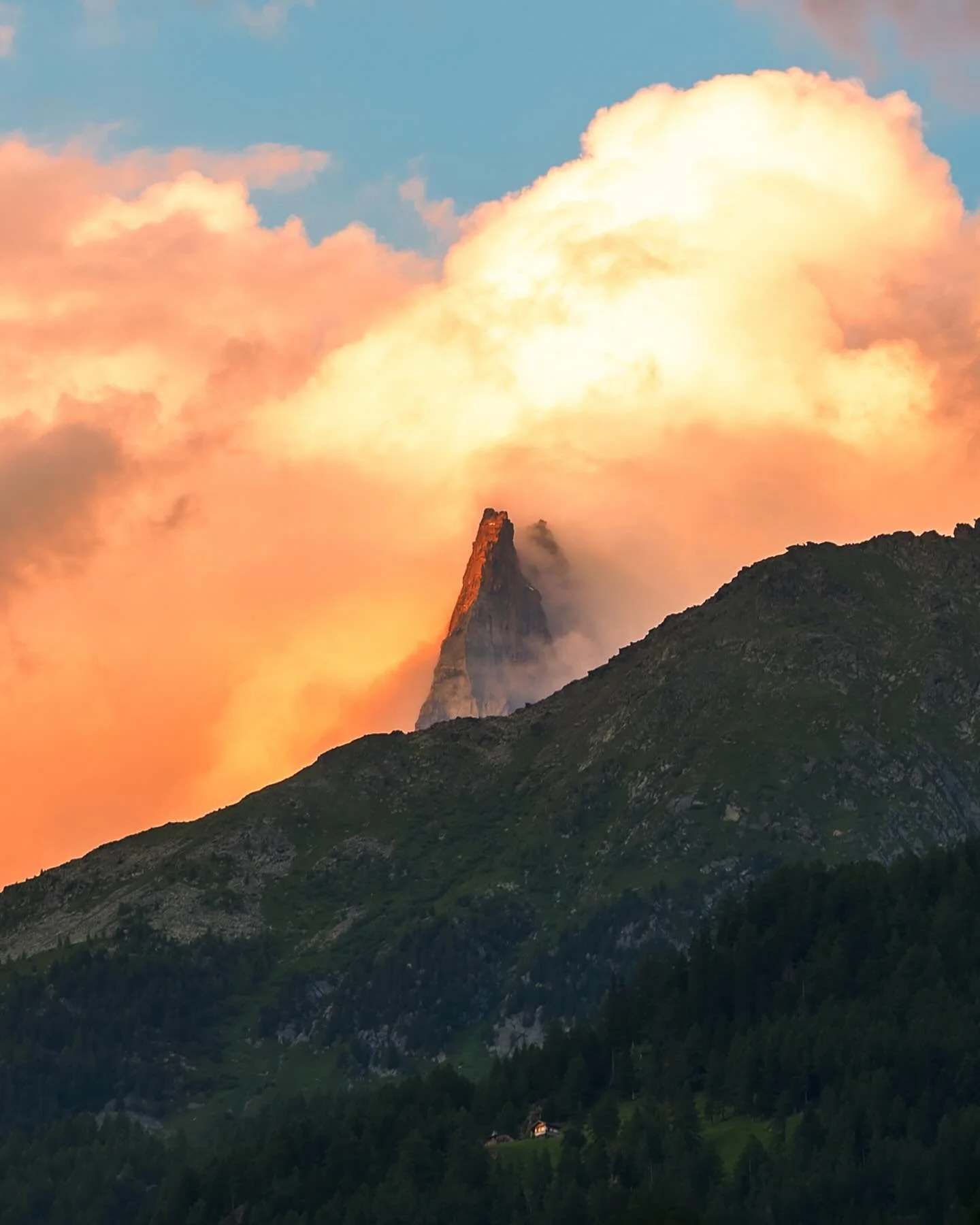 Mountain sunsets never disappoint

#france #sunset #sunsetphotography #landscapesphotography #mountains #chamonix #travel