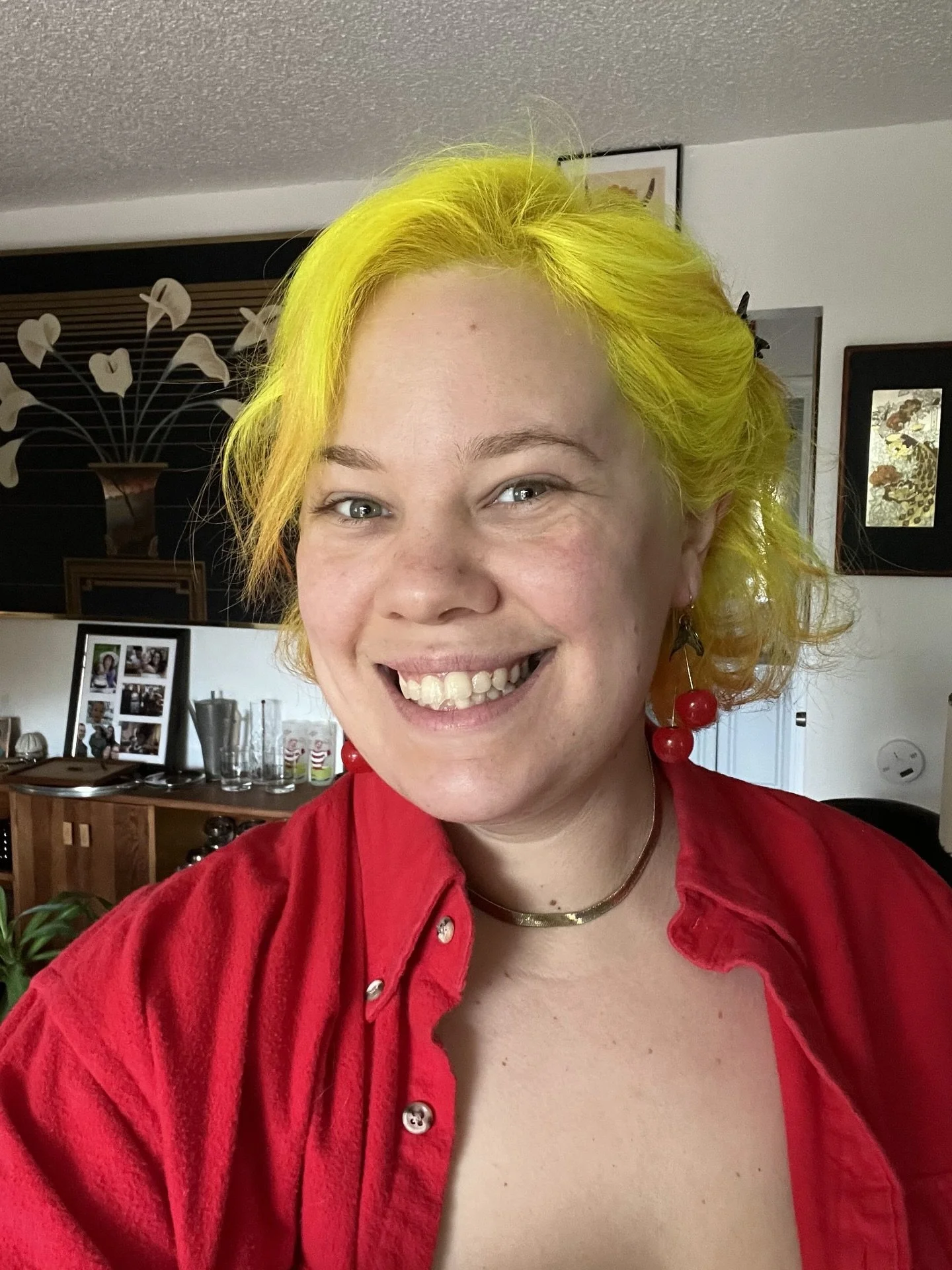 ✨ARTIST OF THE WEEK✨
Kait is our fun &amp; colorful shop muscle mommy auntie who loves to create art with any ideas you may have especially if they&rsquo;re fashion related, vintage, or funky (in the best way) 
Message @strong_woman_ink to book your 