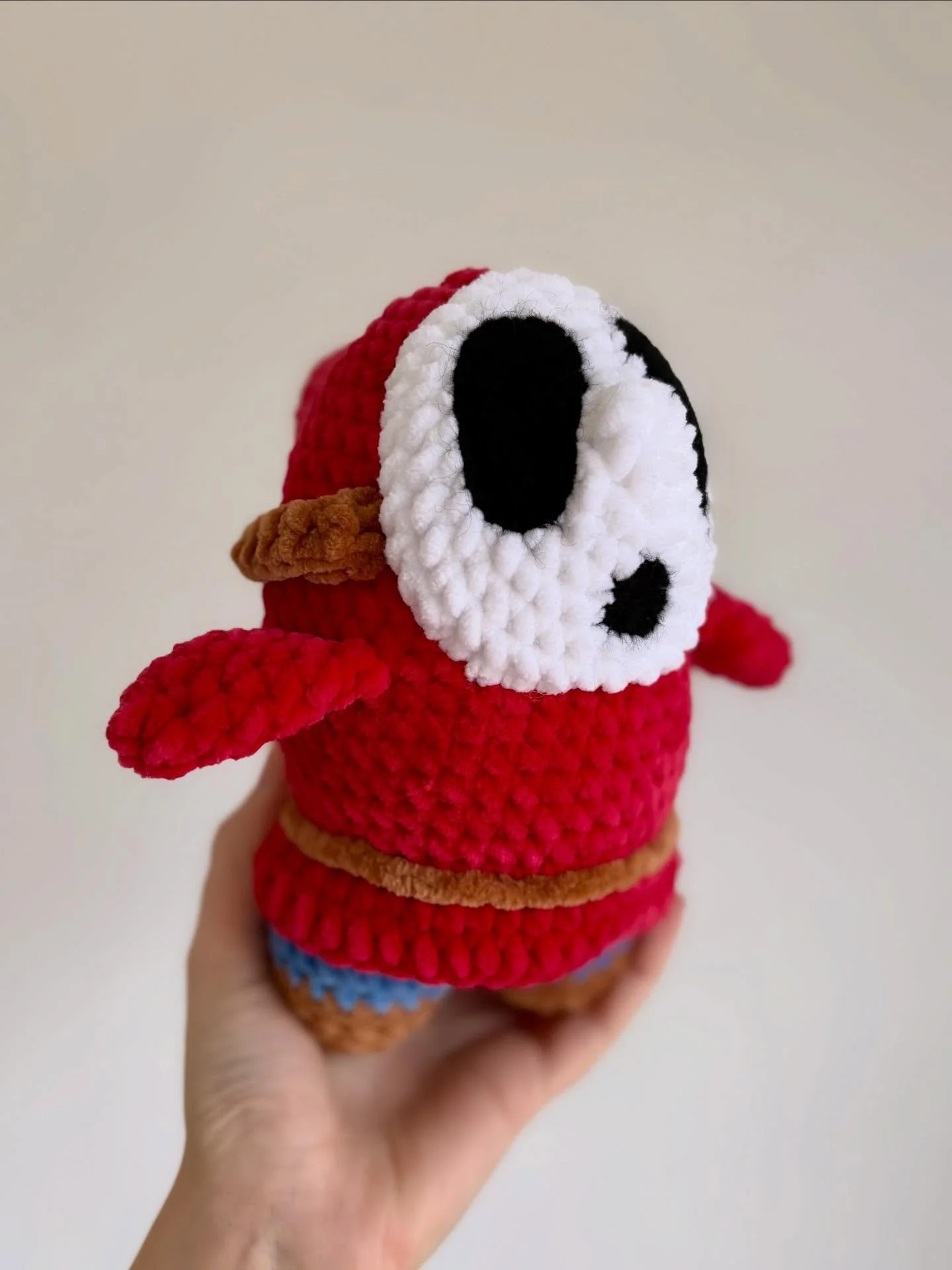 The pictures just don&rsquo;t do this guy justice! Just need to add the little yellow to his belt and he will be finito 🤌

Shy Guy pattern by @crochethippydesigns 

#crochet #supermario #plushie