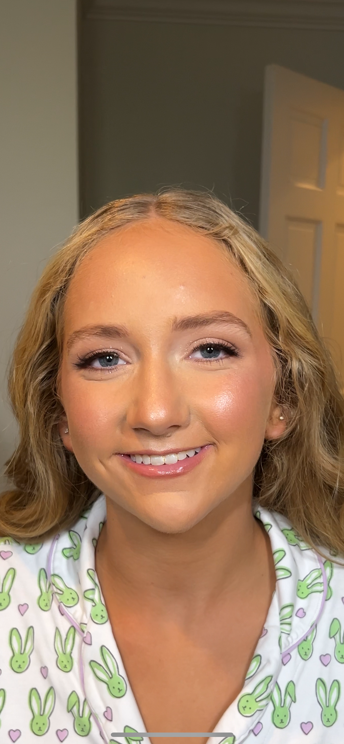 Full glam bridal makeup with bold lashes, sculpted contour, and a flawless matte finish – Golden Girls Glam, luxury Mississippi wedding
