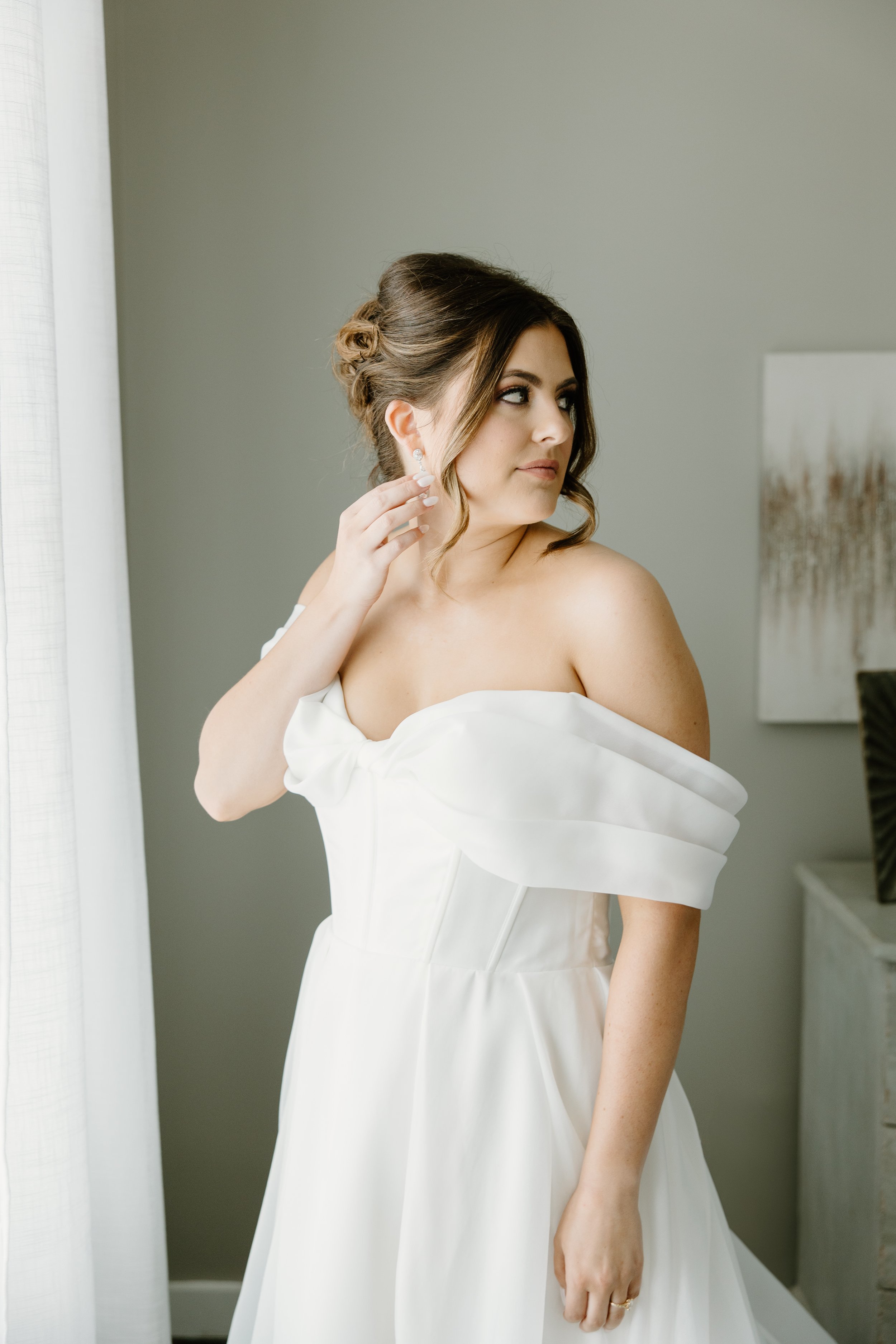 Airbrush bridal makeup with seamless coverage, luminous highlighter, and defined eyes – Golden Girls Glam, on-location glam team