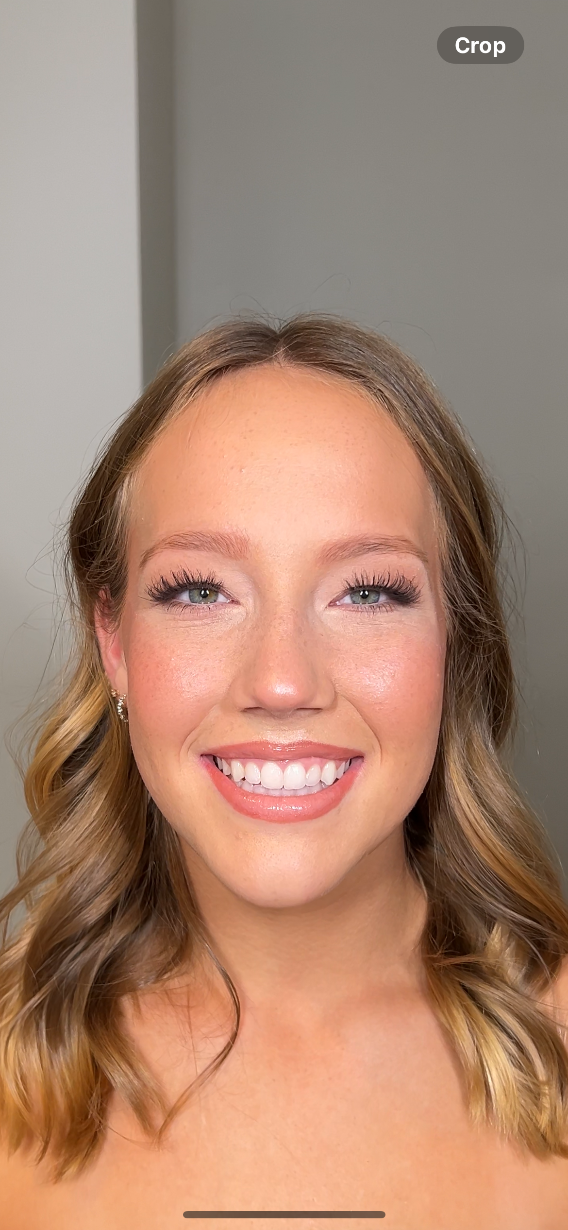 Natural wedding makeup with soft peach tones, glowy highlights, and subtle definition – Golden Girls Glam, bridal beauty in the South