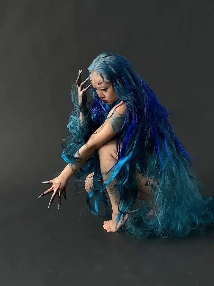 Inchesss but make it spooky 🕸️

BTS from my shoot w @bluberrygirl 
shot by @monyeka_ 

#bts #editorialhair #spookyshoot #bluehair #halloweeninspo #editorialhairstylist #chicagohairstylist #chicagohair
