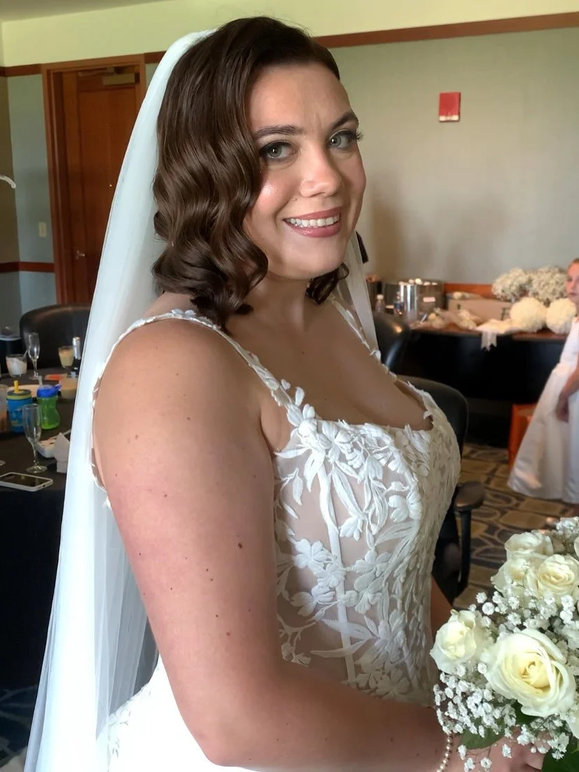 𝓖 𝓻 𝓪 𝓬 𝓮 

A vintage bridal bob for the bride w the best vibe, booked by @anomaliebeautyagency 

Makeup by @patty.anomaliebeauty 

#bridalbob #shortbridalhair #vintagewave #oldhollywoodhair #bridalhairstylist #chicagobride #chicagohairstylist #