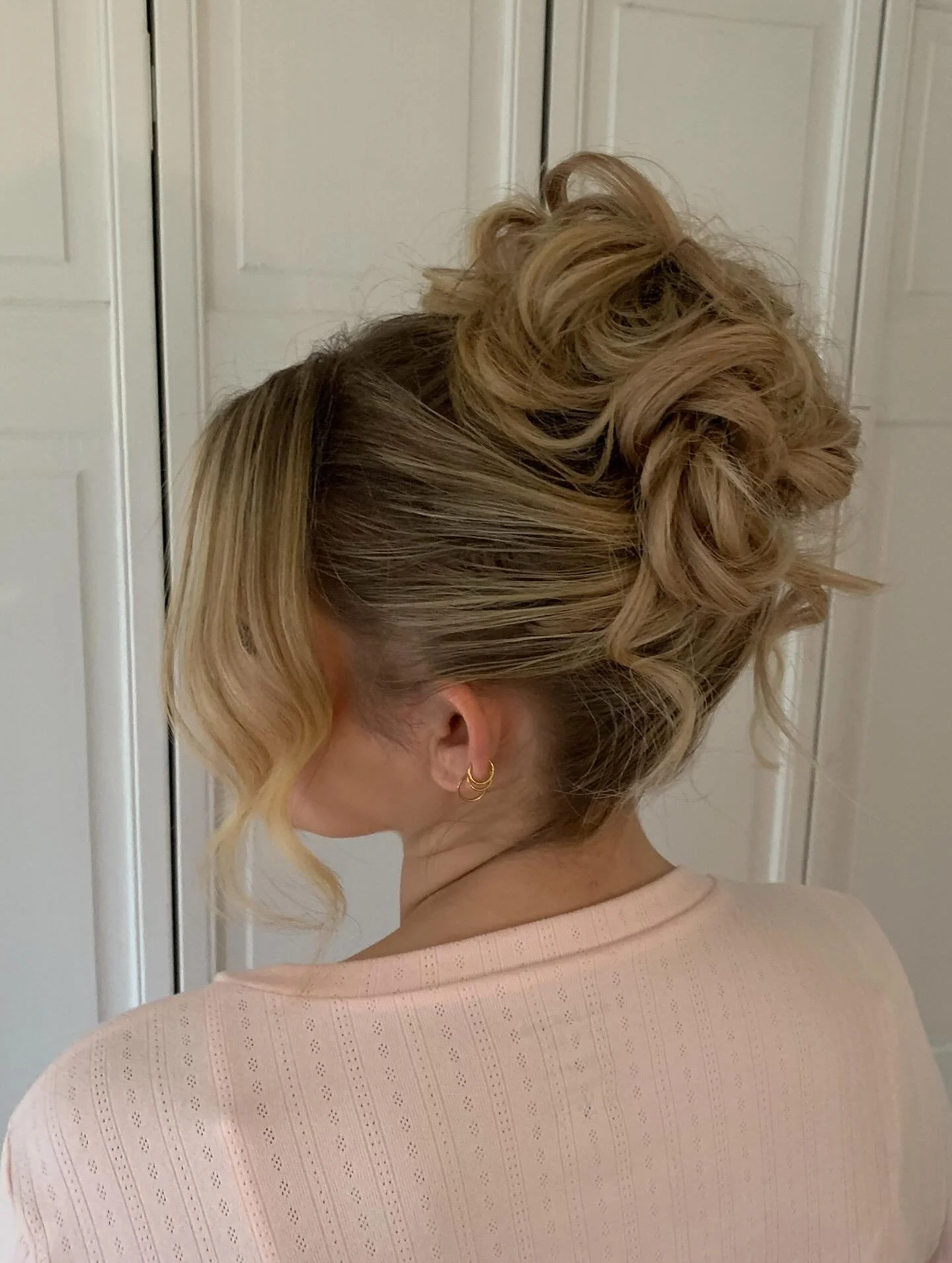 the theme is messy updo 

#chicagobridalhairstylist #bridalhair #messyupdo #moderntwist #messybun #chicagobridal #chicagohair
