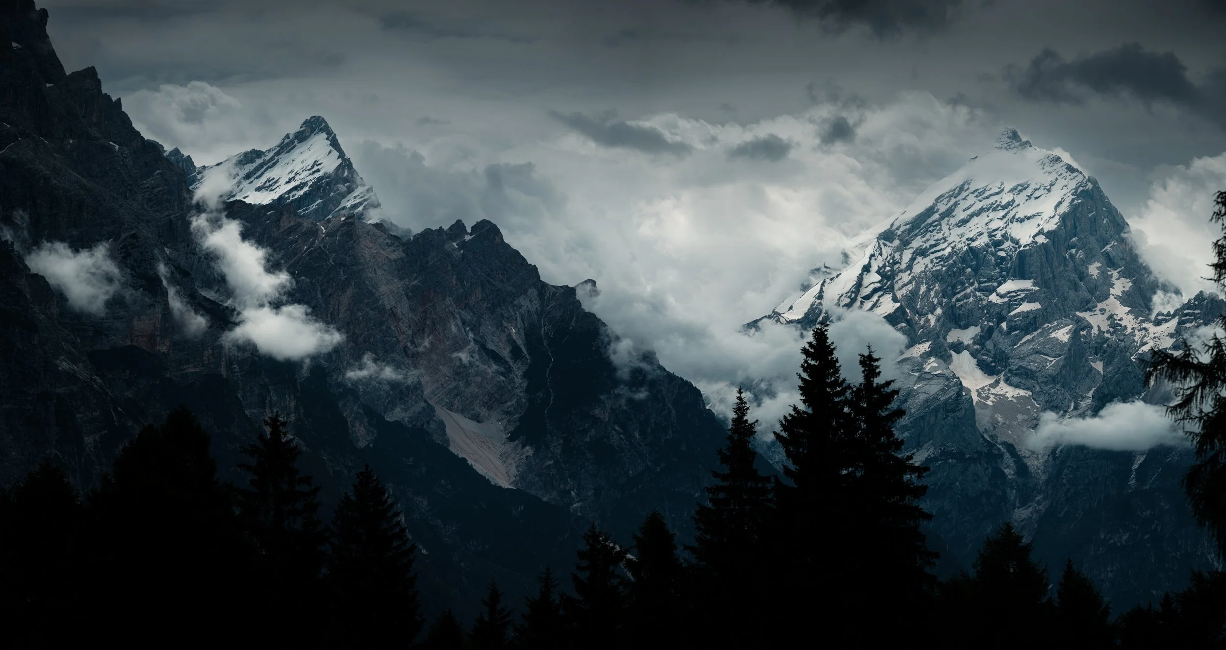 Monte Antelao (3263m, right), known as "The King of the Dolomites", towers over its neighbours.