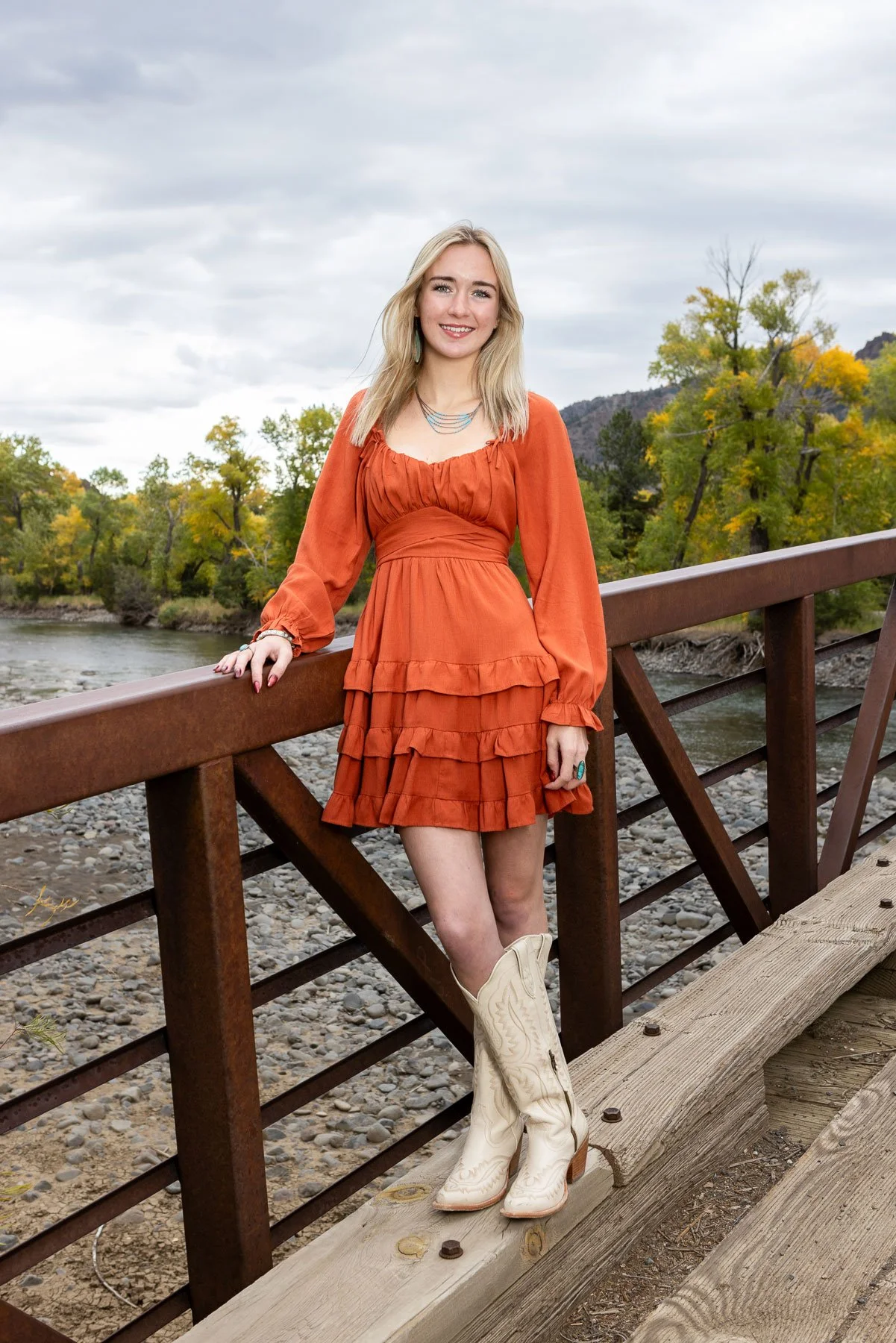 senior-portrait-river_9786e1.jpg
