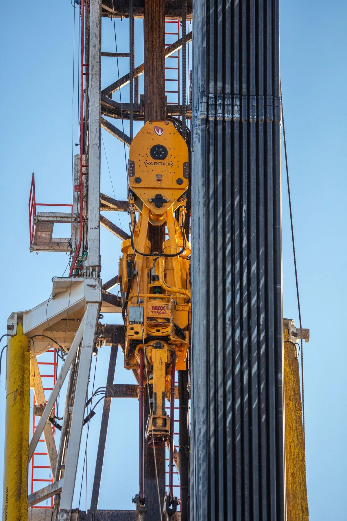 Details of the mechanics of an oil and gas drilling rig.