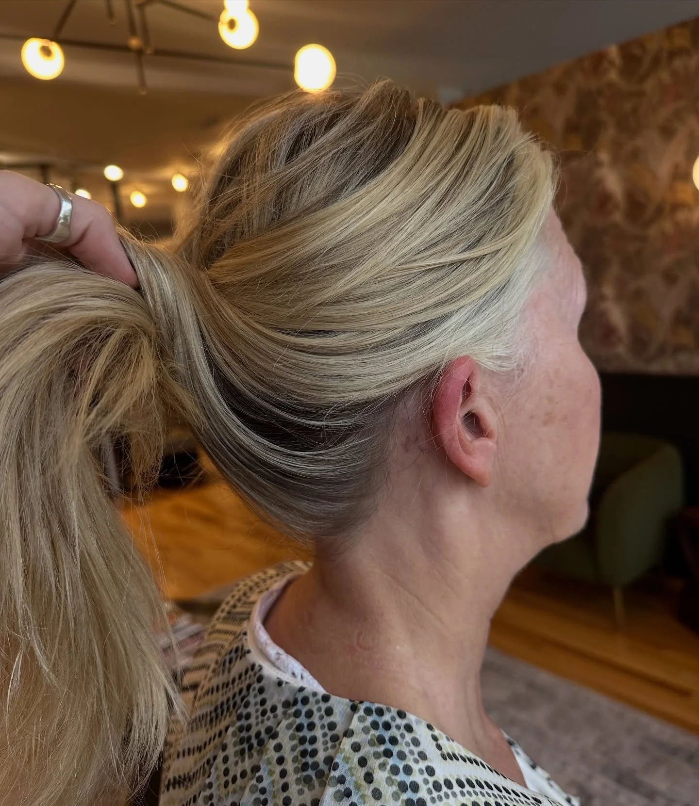 The power of a partial highlight ✨ A few well placed foils can brighten your whole look! Get a fresh glow without a big investment. 7 weeks till Thanksgiving! Do you have your appointment booked? #clevelandthatilove #holidayhair #cleveland