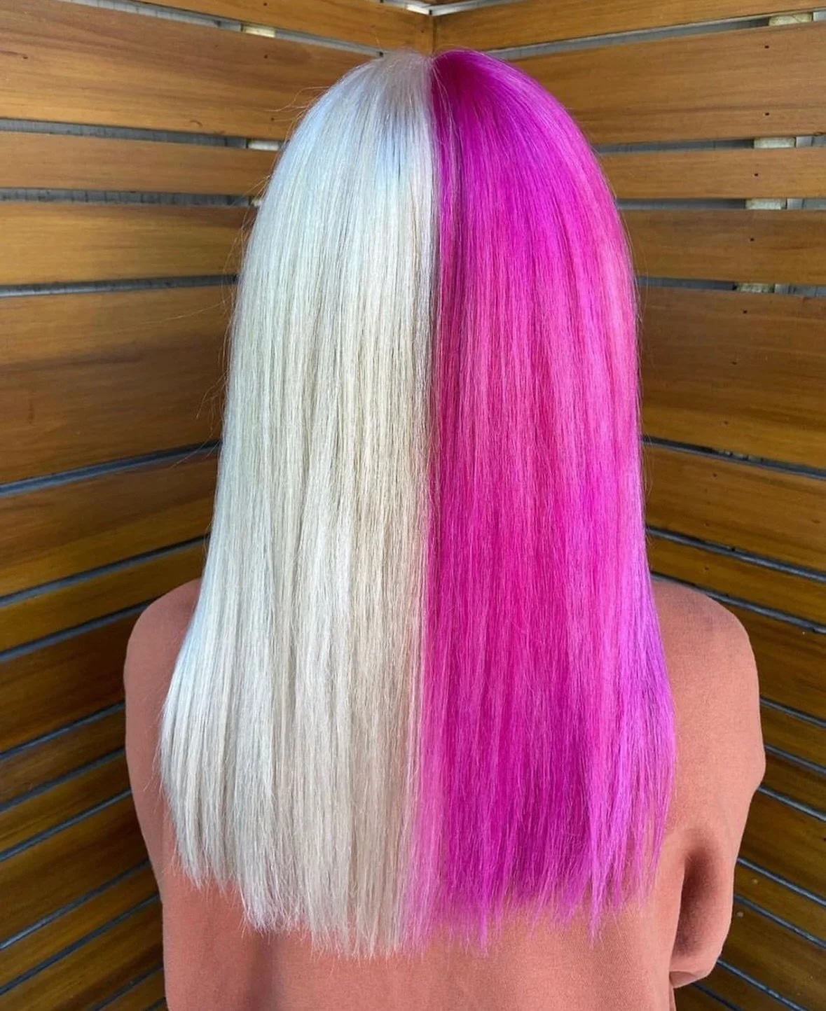 Which blondie are you? Platnium blondes are one of my favorite services to do! Bright, strong and healthy 💪🏼 #clevelandblonde #splitcolorhair #lakewoodohio