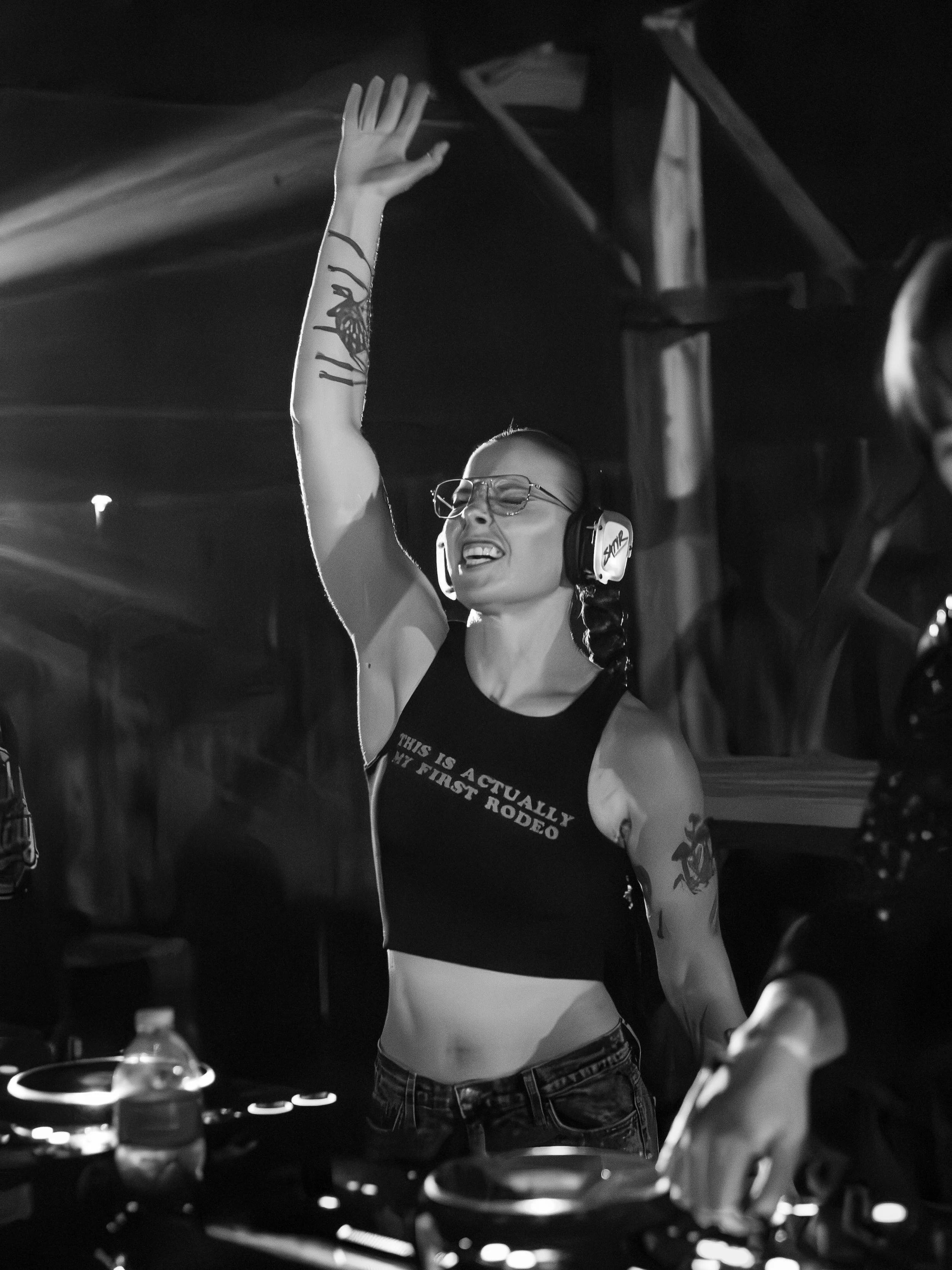 @goldrushfestaz with @geekbar_official at the Silent Disco went something like&hellip;

s/o @relentlessbeats for the opportunity to throw down🚌🌀✨

📸 @stardustmedias 

#goldrush #silentdisco #dj #edm