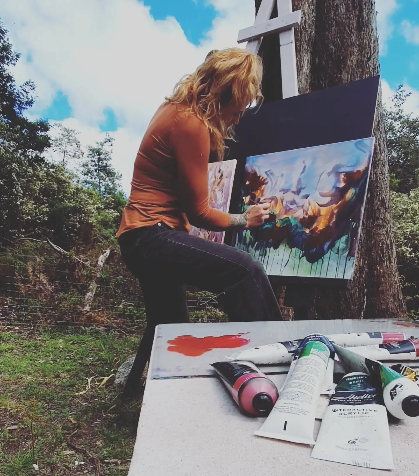 Dreamy days at home in the forest painting by my favourite gum tree, that warm spring air and mountain backdrop 🙌💚