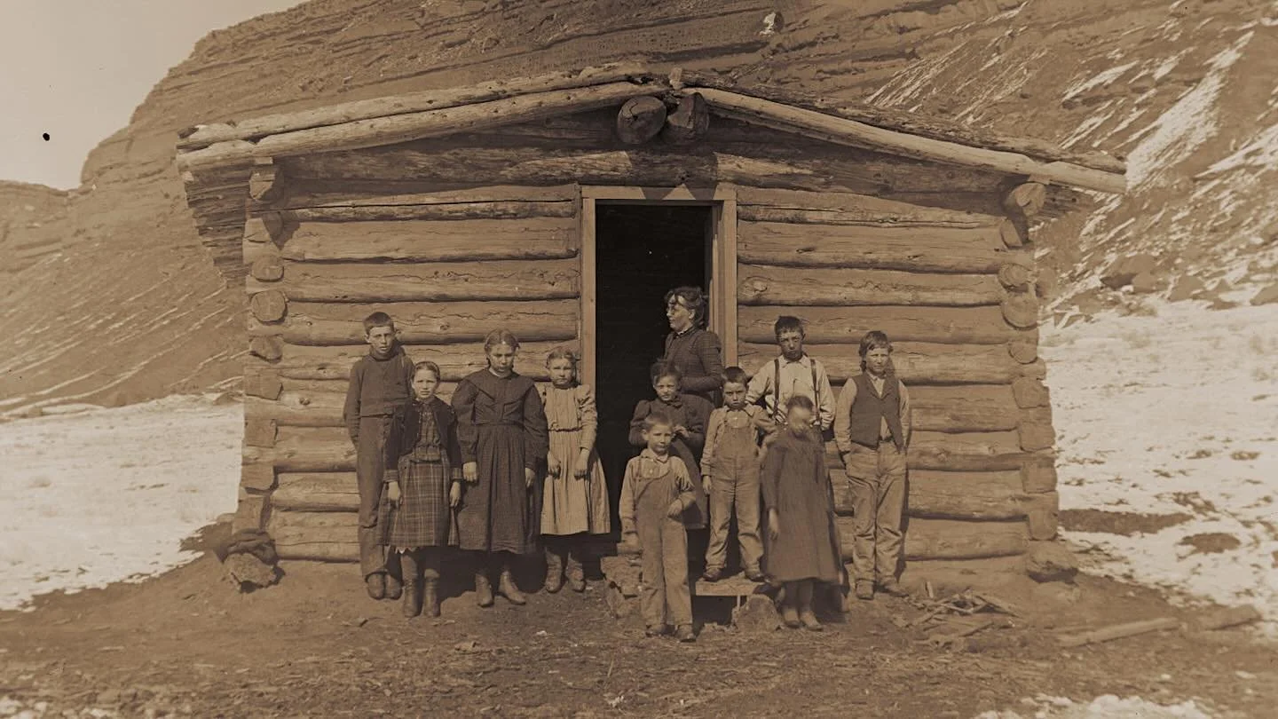 &ldquo;𝚃𝚑𝚎 𝙷𝚘𝚕𝚎-𝚒𝚗-𝚝𝚑𝚎-𝚆𝚊𝚕𝚕 𝚠𝚊𝚜 𝚊 𝚞𝚝𝚘𝚙𝚒𝚊. 𝚃𝚑𝚎𝚛𝚎 𝚠𝚊𝚜 𝚊 𝚕𝚒𝚝𝚝𝚕𝚎 𝚌𝚘𝚖𝚖𝚞𝚗𝚒𝚝𝚢, 𝚝𝚑𝚎𝚢 𝚐𝚛𝚎𝚠 𝚐𝚊𝚛𝚍𝚎𝚗𝚜&hellip; 𝚃𝚑𝚎𝚛𝚎 𝚠𝚎𝚛𝚎 𝚔𝚒𝚍𝚜 𝚊𝚛𝚘𝚞𝚗𝚍 𝚑𝚎𝚛𝚎. 𝚃𝚑𝚎𝚛𝚎 𝚠𝚊𝚜 𝚕𝚊𝚞𝚐𝚑𝚝𝚎𝚛,