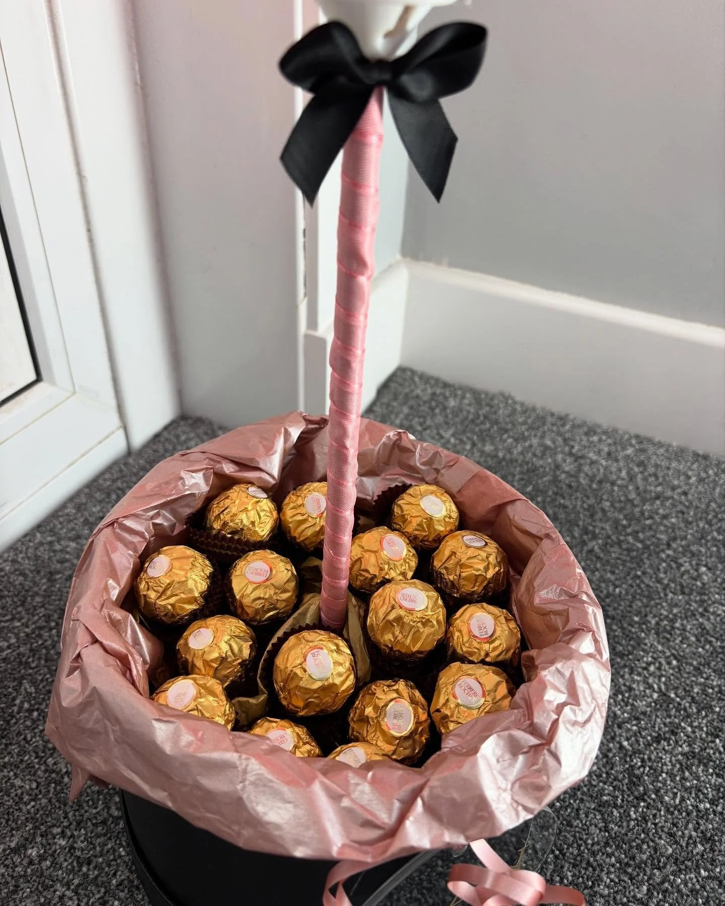 happy birthday joan! 🍫🎂🎈🎊 bubble balloon with personalised hat box. #balloonstylist #balloons #hatbox #chocolates #personalised #bubble #happybirthday #colour #vinyl #birthday #goldleaf
