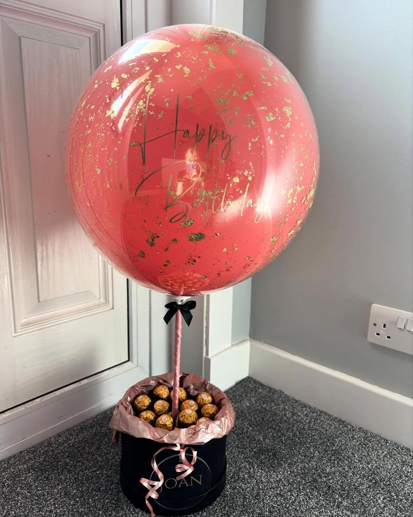 happy birthday joan! 🍫🎂🎈🎊 bubble balloon with personalised hat box. #balloonstylist #balloons #hatbox #chocolates #personalised #bubble #happybirthday #colour #vinyl #birthday #goldleaf