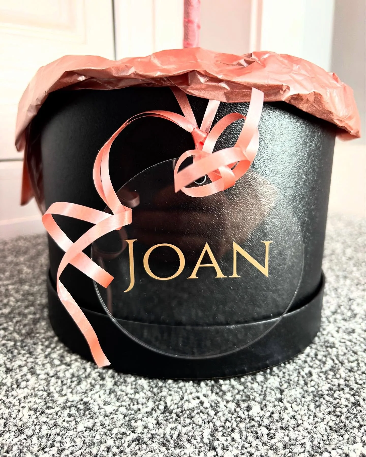 happy birthday joan! 🍫🎂🎈🎊 bubble balloon with personalised hat box. #balloonstylist #balloons #hatbox #chocolates #personalised #bubble #happybirthday #colour #vinyl #birthday #goldleaf