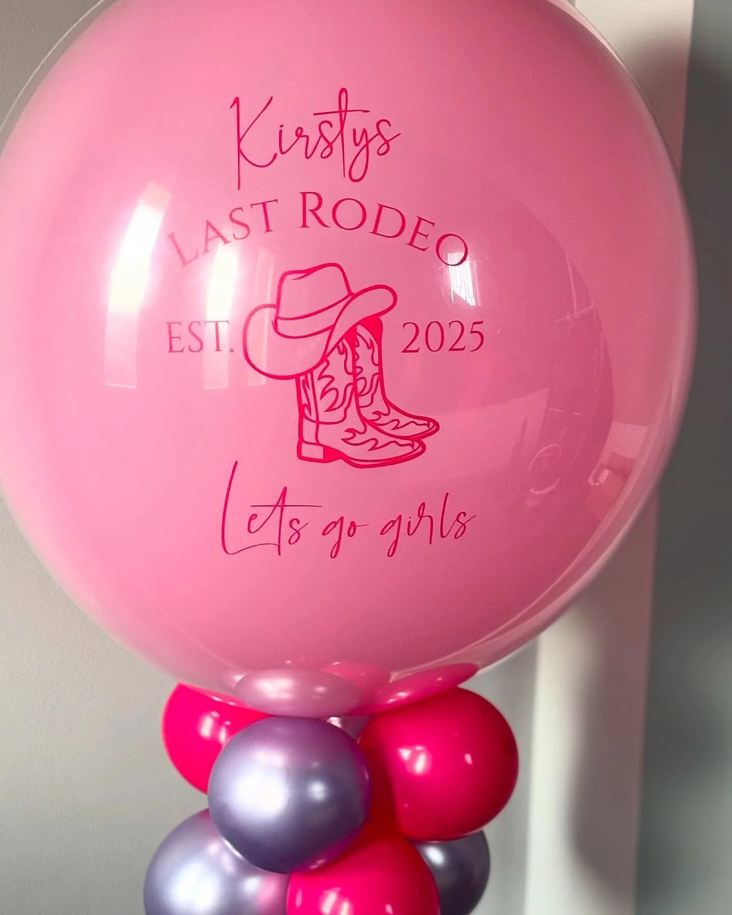 happy hen do kirsty! 🤠👢🐴 #balloonstylist #ballooning #hendo #decorations #balloondecor #gettingmarried #lastrodeo #cowboy #cowboytheme #balloons