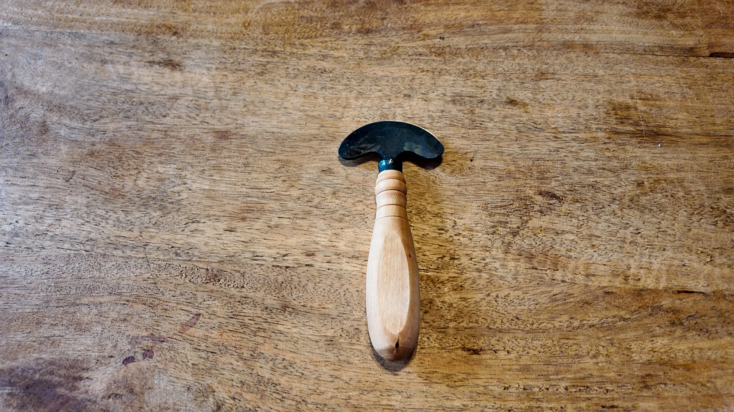 The Handheld – Compact Scraper for Hide Tanning.JPG