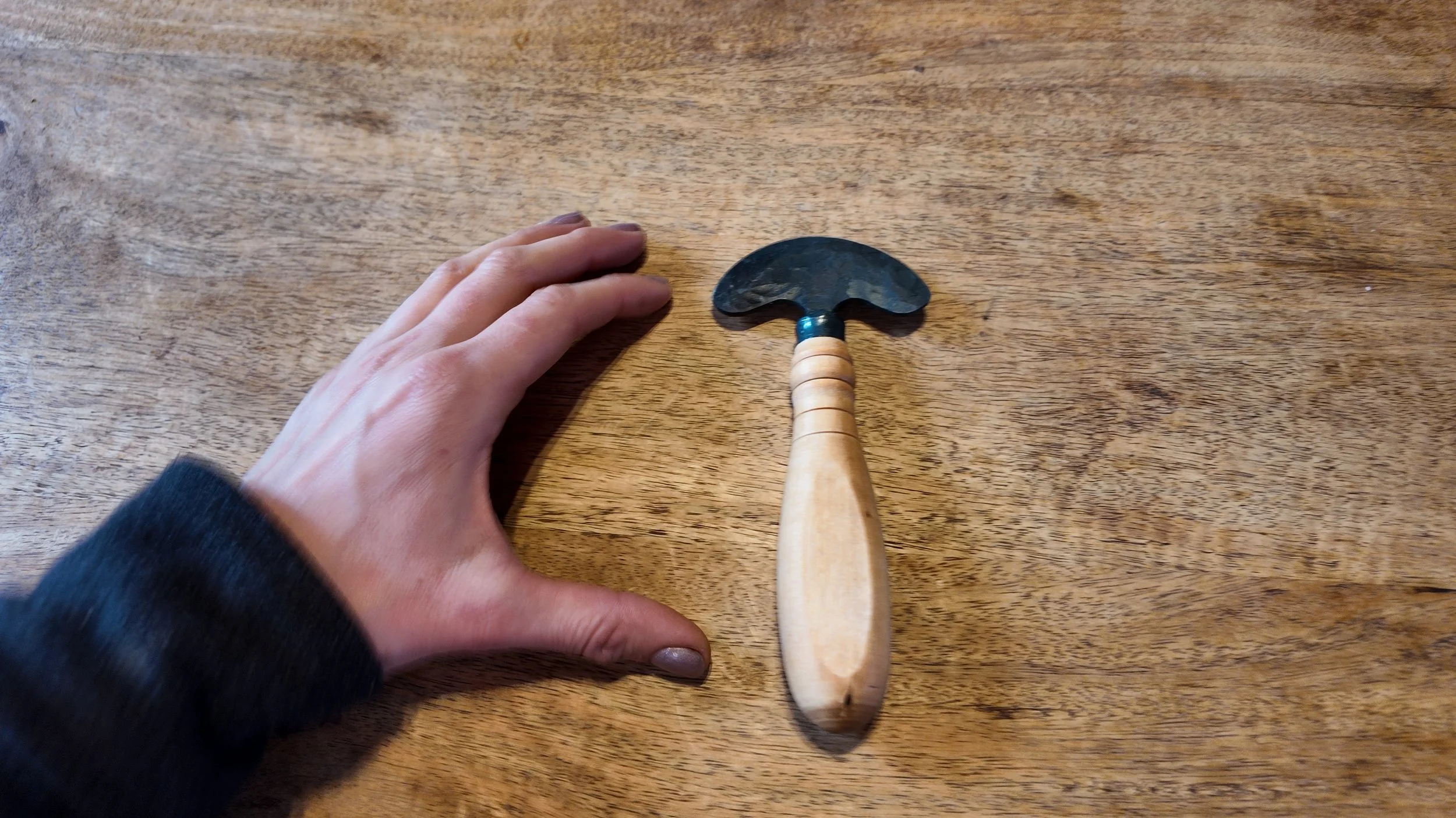 The Handheld – Compact Scraper for Hide Tanning - View with Hand.JPG