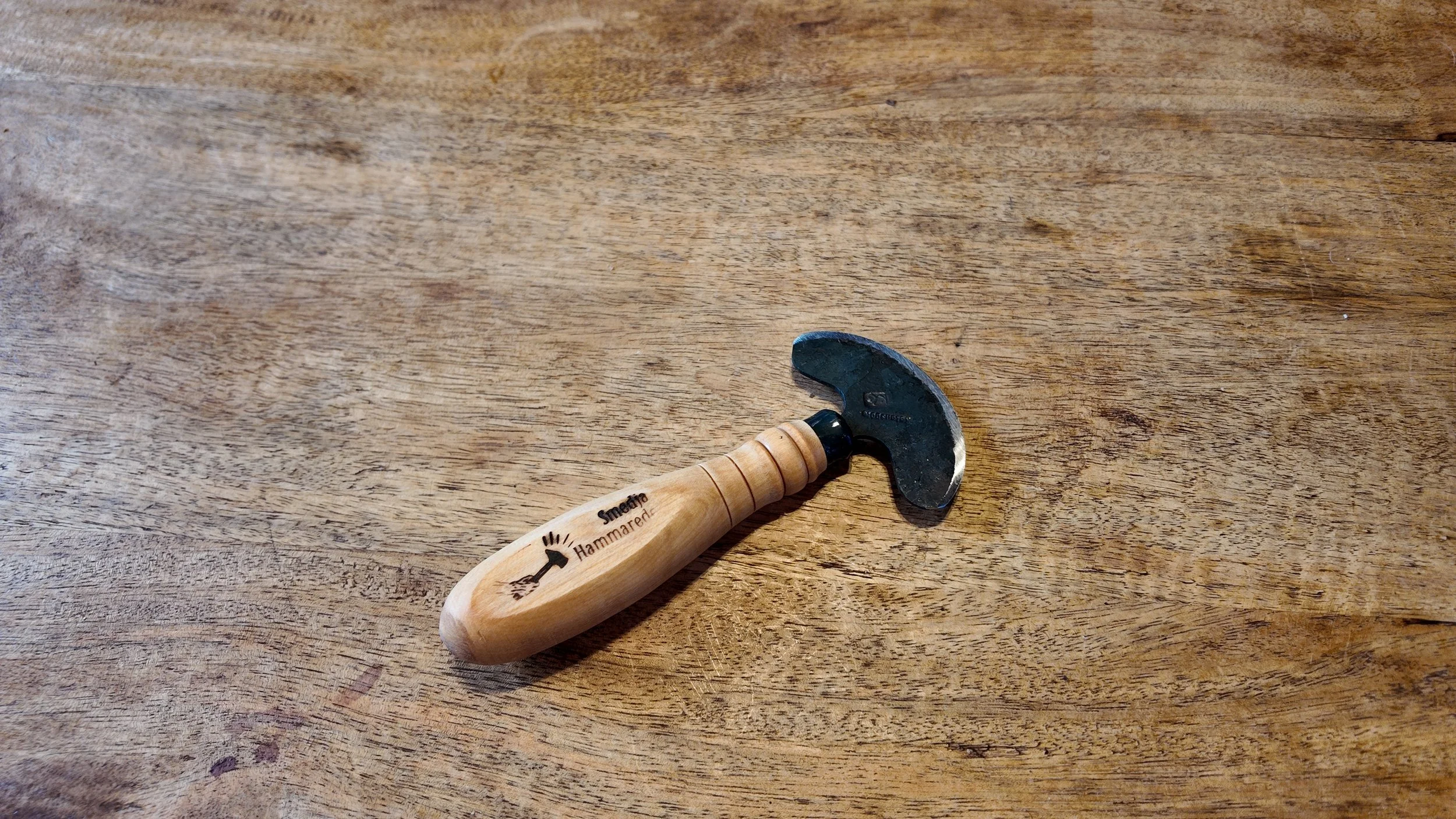 The Handheld – Compact Scraper for Hide Tanning