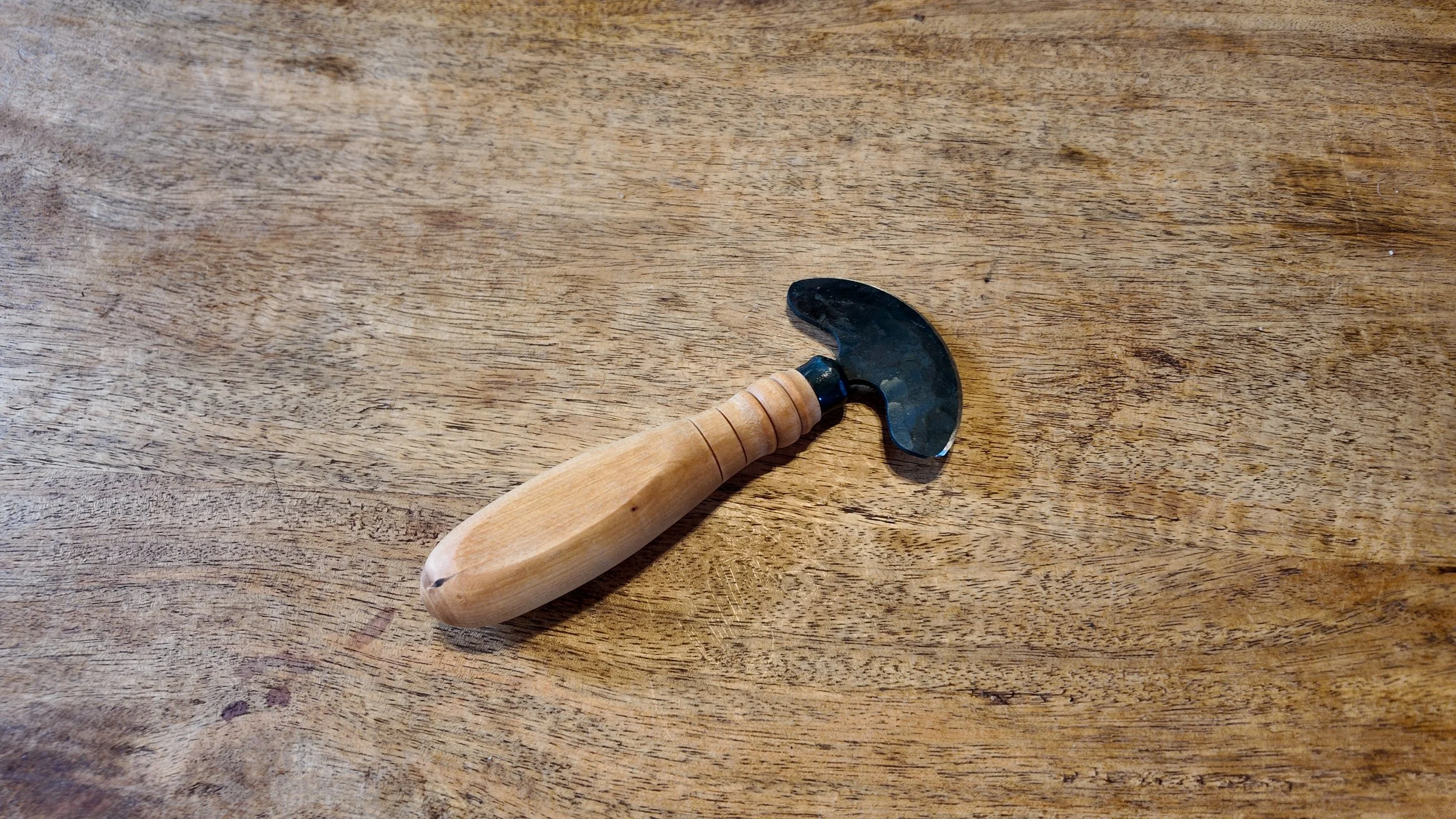 The Handheld – Compact Scraper for Hide Tanning - Top View.JPG