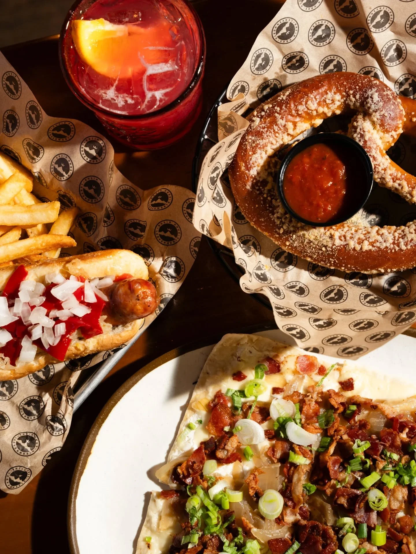Y&rsquo;all hungry? We&rsquo;ve got good food, cold drinks, and a spot saved just for you in Leavenworth. Swing by, kick back, and stay awhile 🍺 🌭🥨