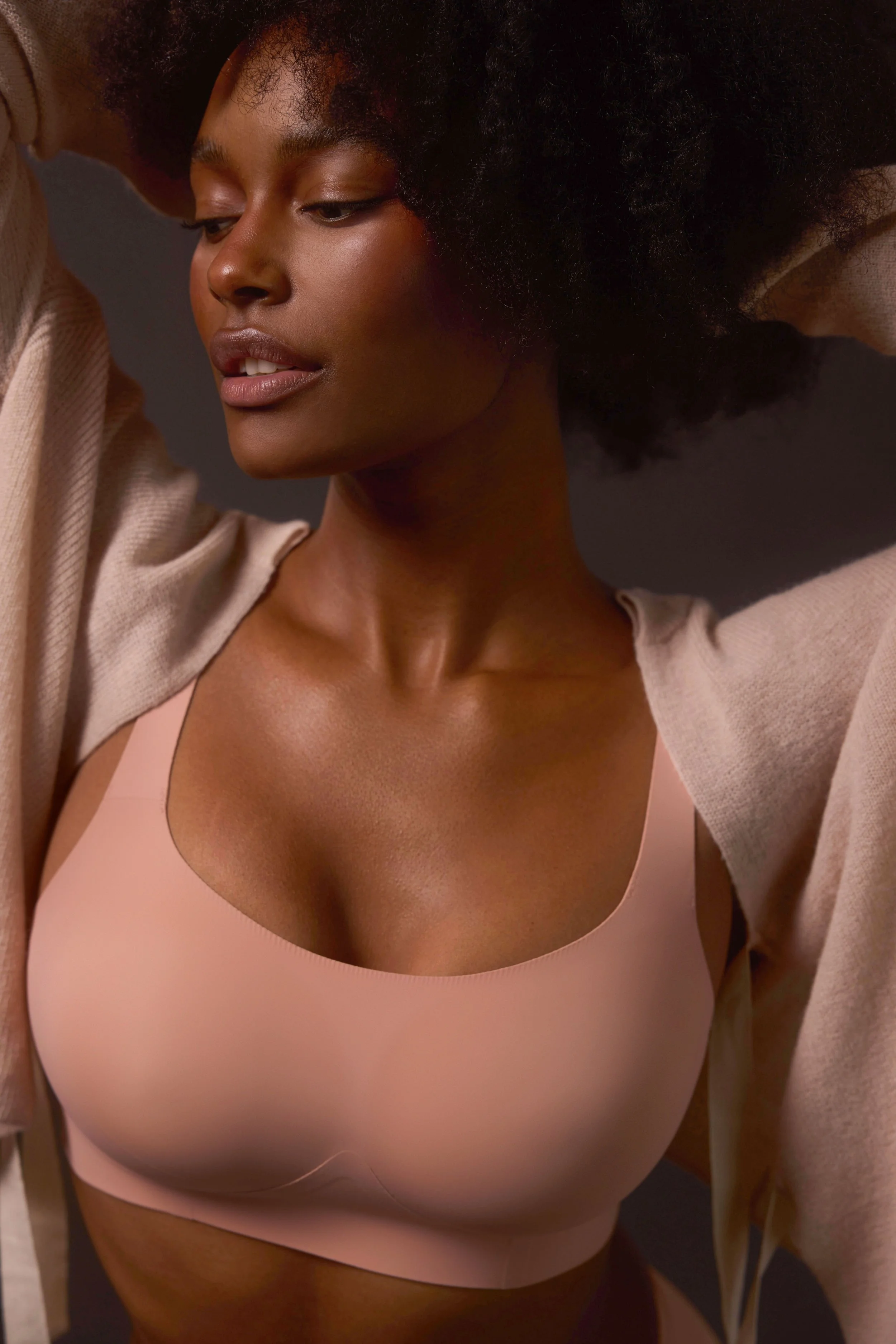 EB_H2_2024_Editorial_ClassicStylingStudio_HimSalt_StructScoopBra_01540.jpg