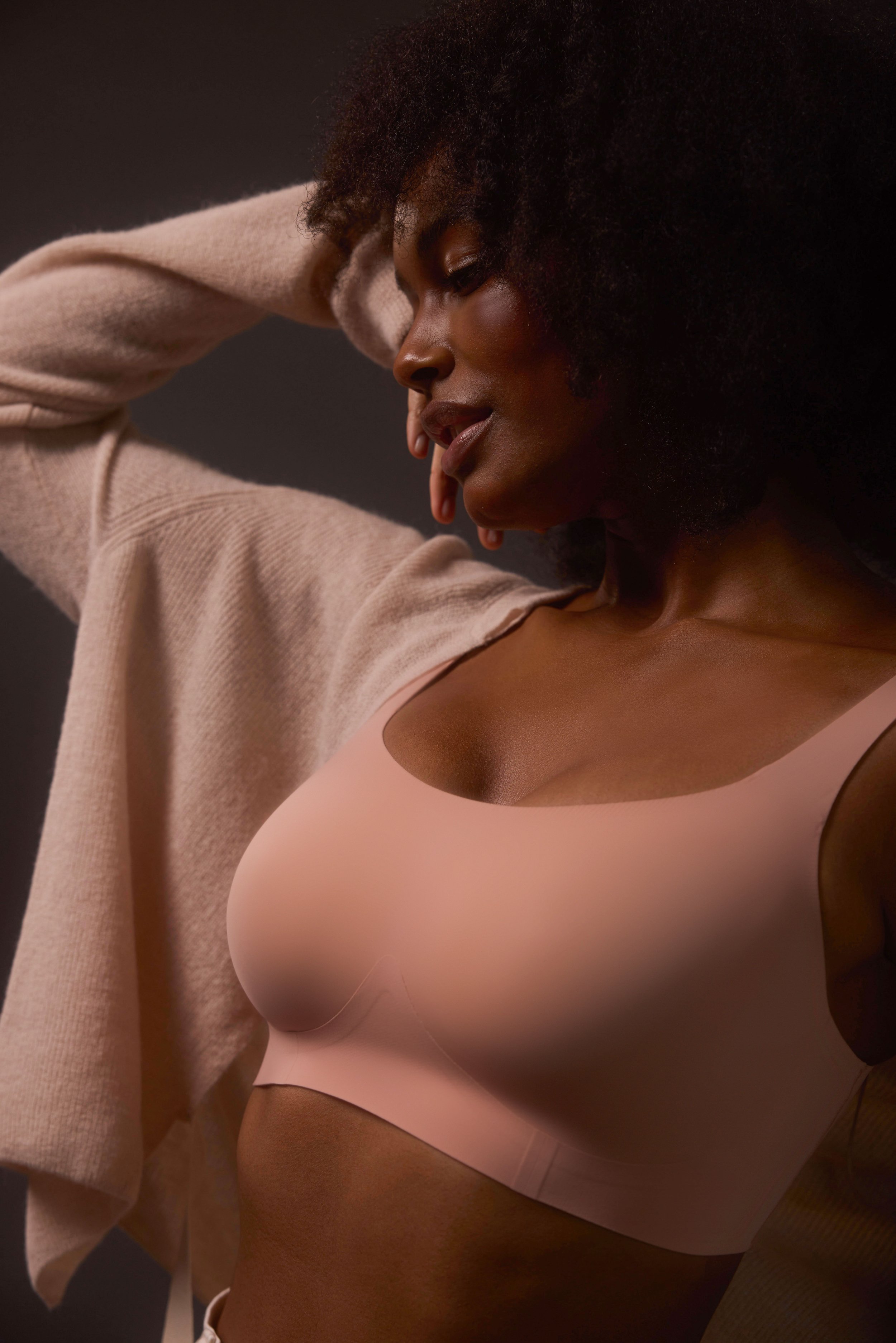 EB_H2_2024_Editorial_ClassicStylingStudio_HimSalt_StructScoopBra_01517.jpg