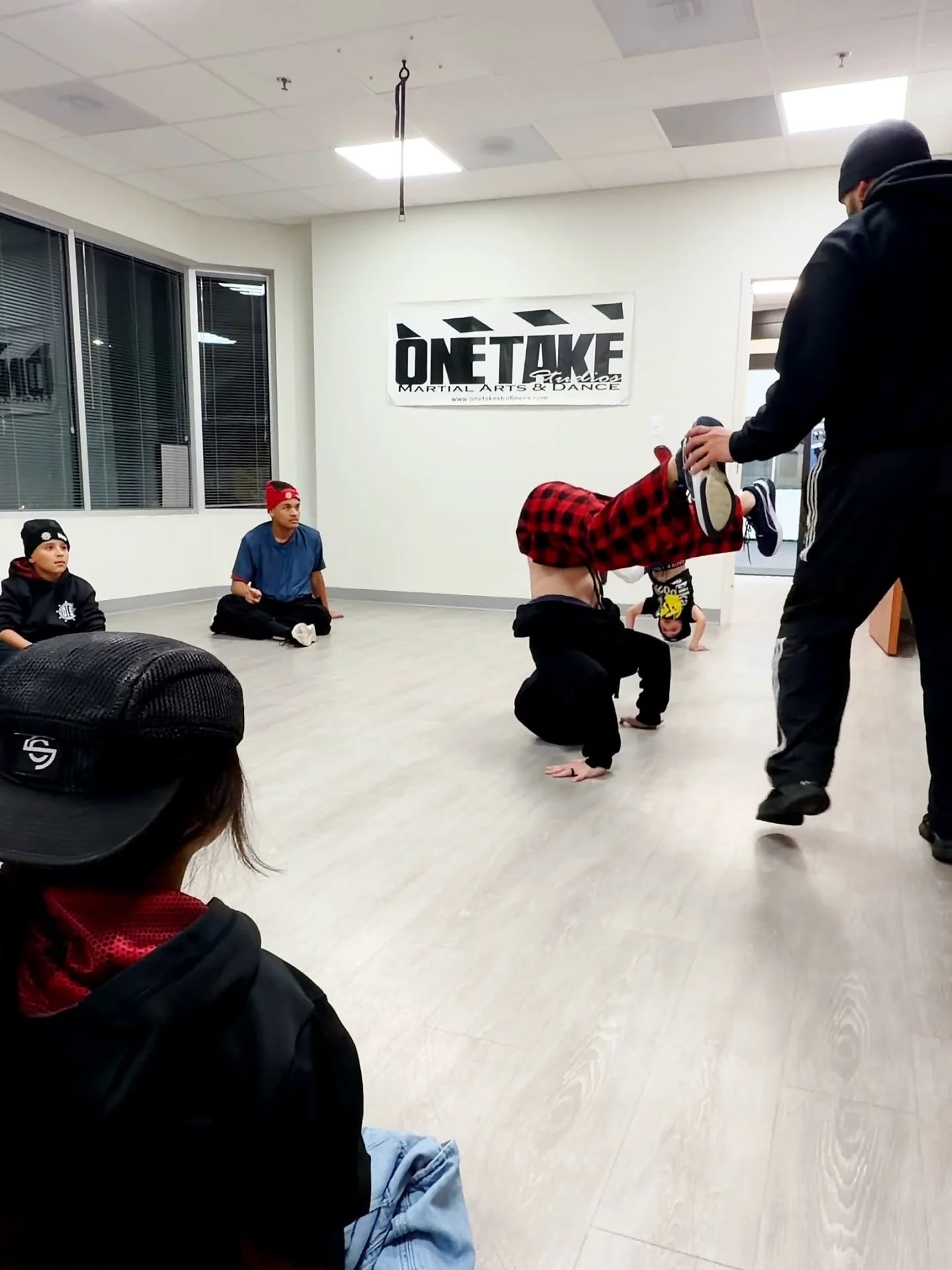 Training, learning, and leveling up together 🎬🤩
Where mentorship meets growth and fun follows.
The One Take way ✨🔥 

Mentors @robertsonik @choyze_st &amp; @neverless.pr 

#otsva #oneTakeStudios #hiphopculture