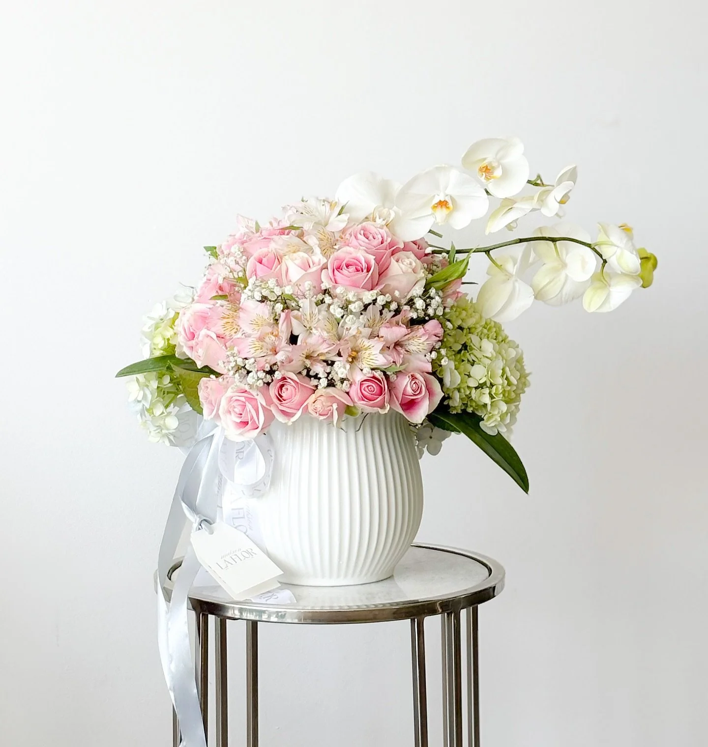 ✨ A delicate touch of grace ✨
Este arreglo combina rosas en tonos pastel, orqu&iacute;deas blancas, hortensias, astromelias y un dise&ntilde;o elegante que transforma cualquier espacio en un suspiro de belleza. 🌸🤍

#MaisonLaFlor #FlowerArt #LuxuryB