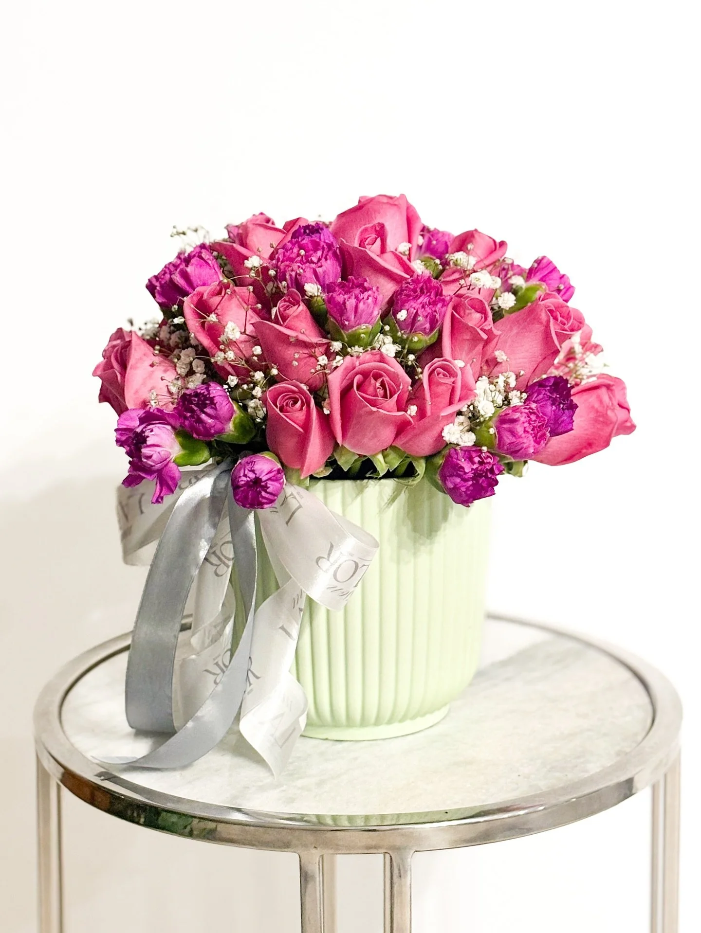 A bloom for little Martina. 🌸✨
Claveles y rosas en tonos fucsia, delicados y radiantes, para celebrar la dulzura y la alegr&iacute;a de su mundo. Porque cada detalle floral es un recuerdo que florece. 💐💖

#MaisonLaFlor #FloralArt #LuxuryFlowers #A
