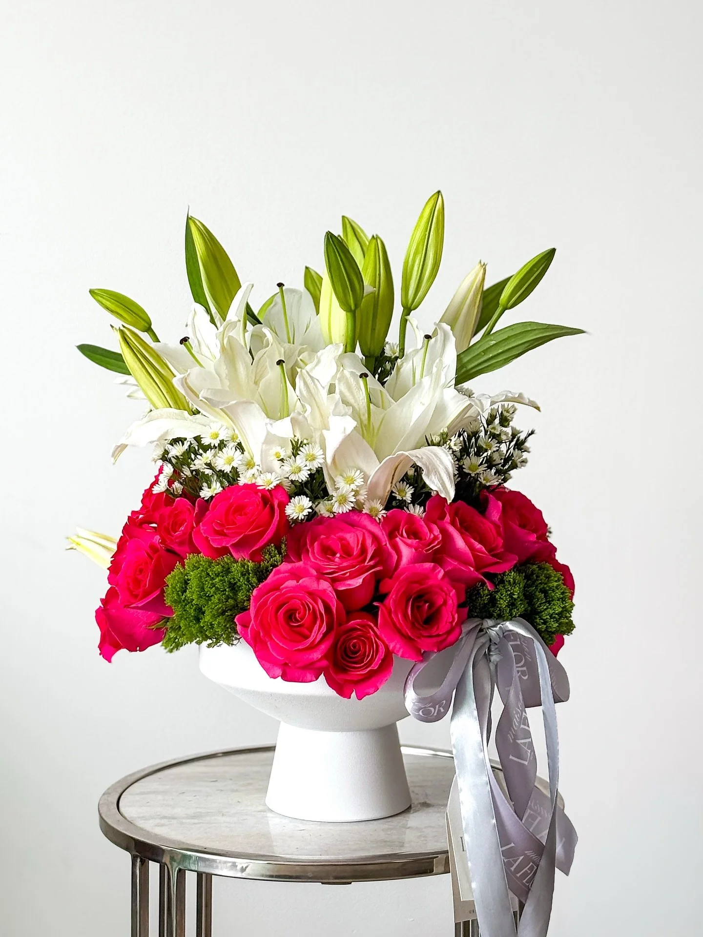 A touch of elegance.
Lirios blancos que irradian pureza, rosas fucsia que celebran la pasi&oacute;n y un dise&ntilde;o que convierte cada detalle en arte floral. ✨

#MaisonLaFlor #FloralLuxury #ChicBlooms #ArteFloral #LuxuryFlowers