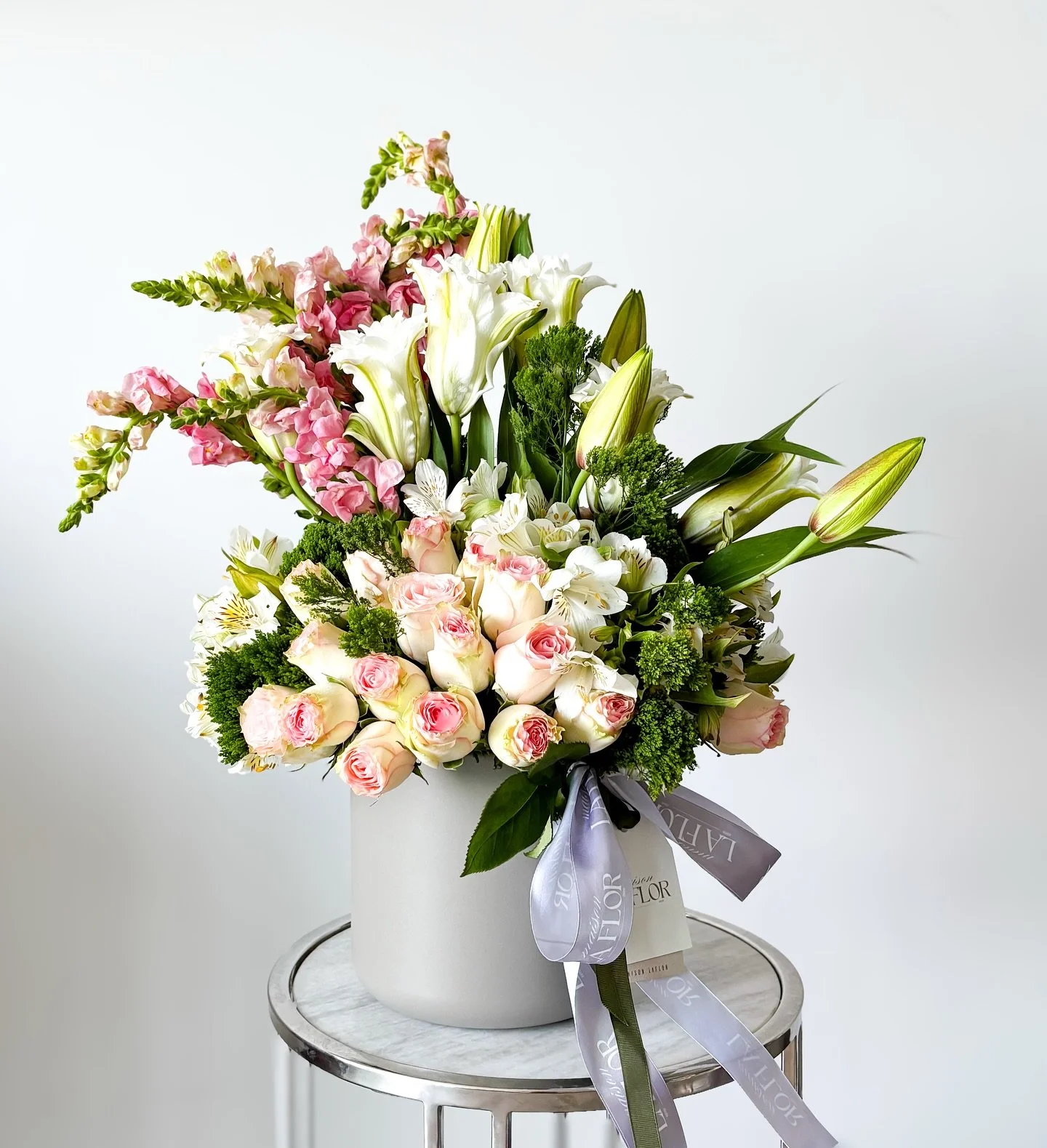 Un arreglo que combina la elegancia de los lirios, la dulzura de las rosas y la frescura de cada detalle verde. Perfecto para regalar un instante de sofisticaci&oacute;n y ternura en cualquier espacio.

#MaisonLaFlor #FloralLuxury #ChicFlowers #Bloom