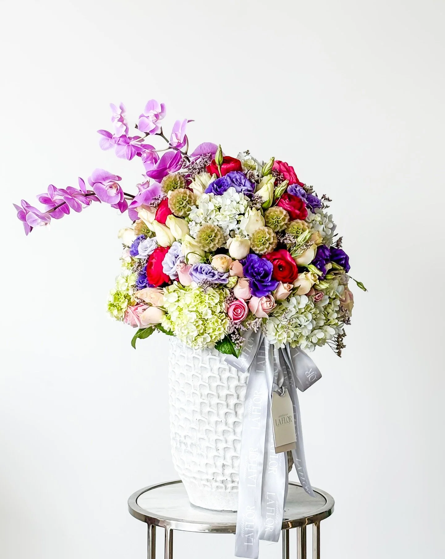 Bold elegance, timeless beauty ✨ 

Un statement floral que combina orqu&iacute;deas, rosas fucsias y rosas pastel, lisianthus lilas, hortensias verdes y blancas, junto a delicados capullos de ranuculus.
Una mezcla sofisticada que eleva cualquier espa