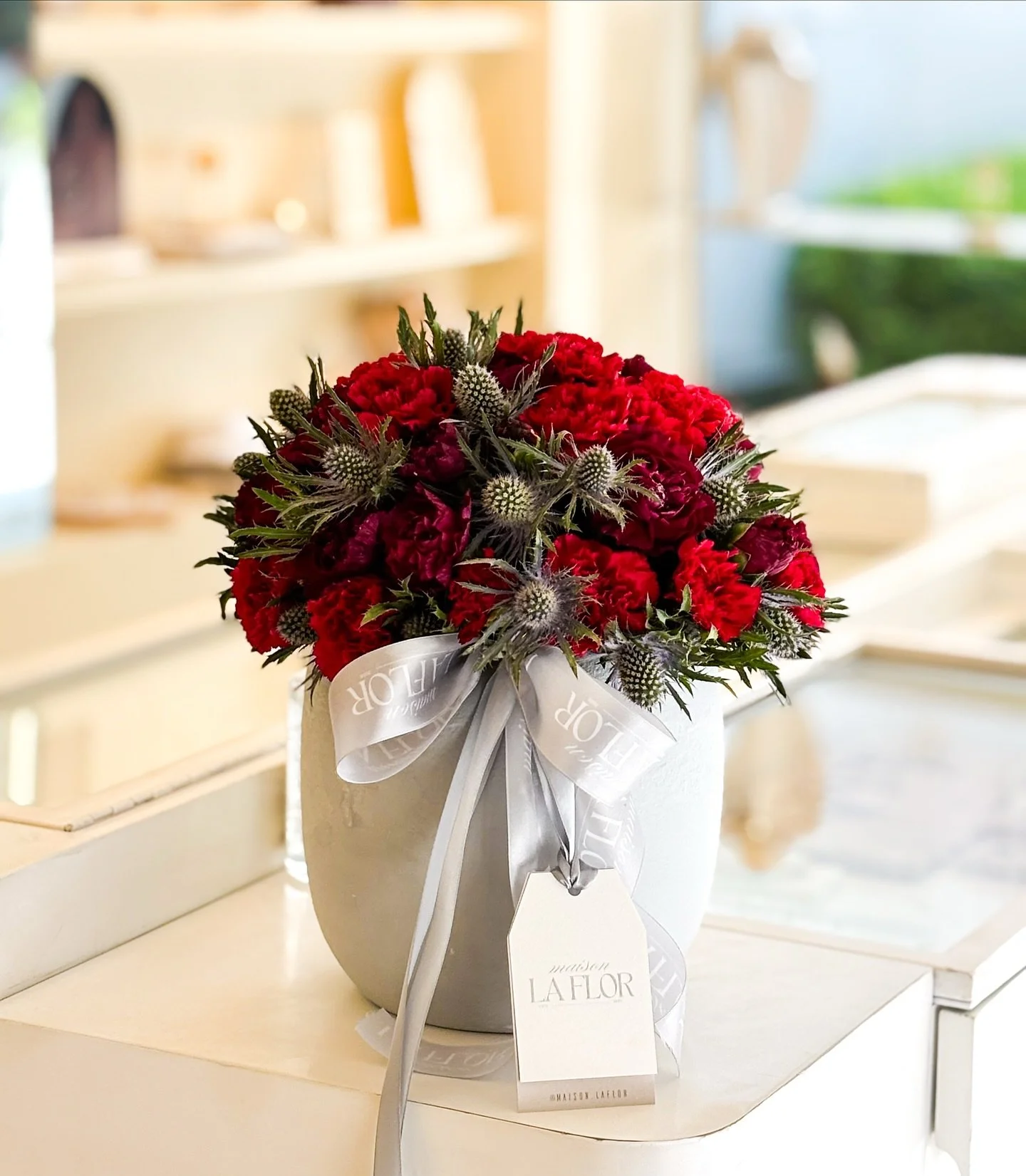 Creado para complementar la elegancia de las piezas de @santiagojewels 
Claveles intensos y texturas sofisticadas que celebran el arte, el lujo y la belleza en cada detalle.

#MaisonLaFlor #FloralDesign #LuxuryFlowers #SantiagoJewels #ArtDeVivre #Chi