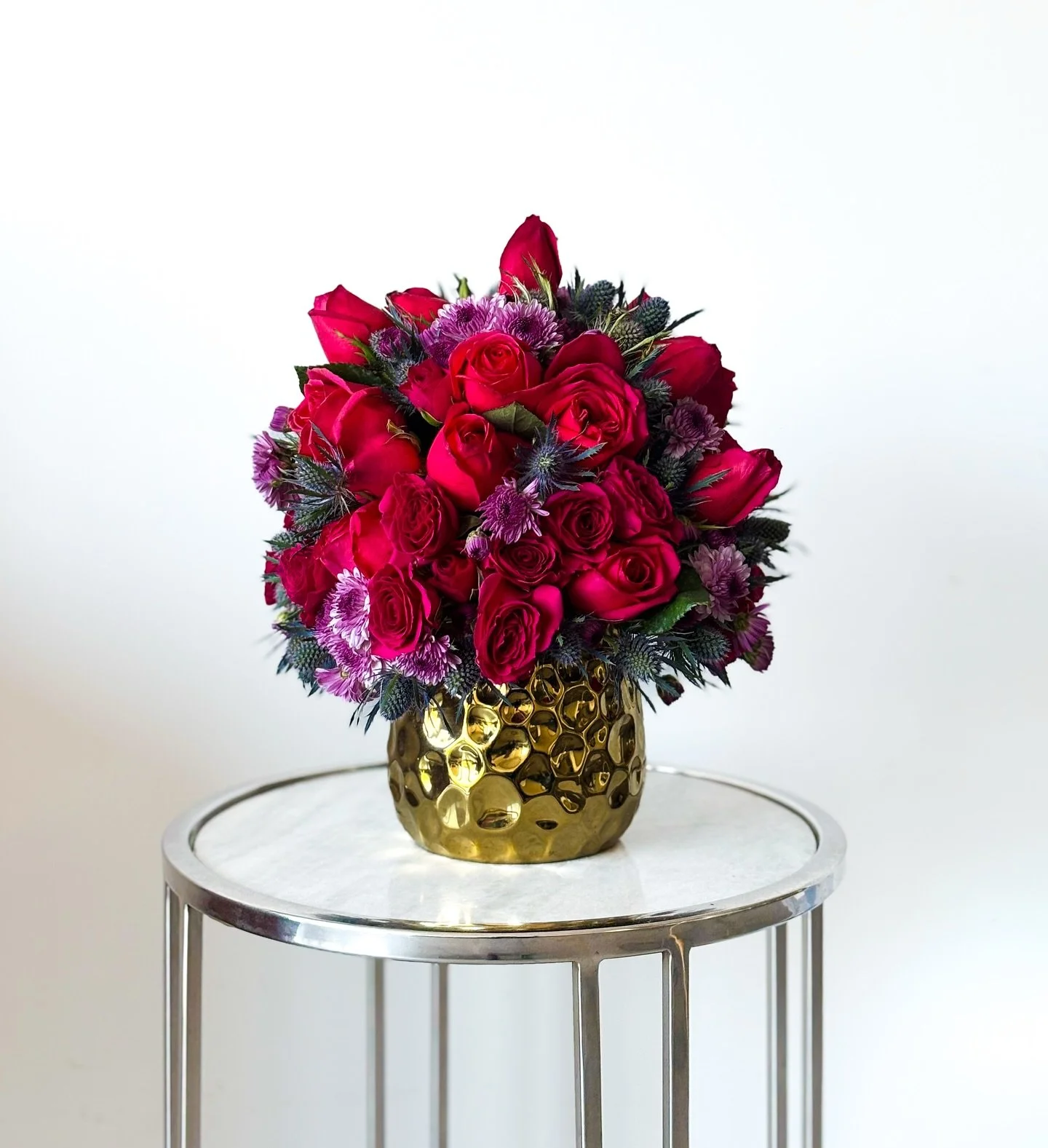Rosas fucsia que irradian fuerza y sofisticaci&oacute;n, dispuestas en un jarr&oacute;n dorado que refleja pura elegancia. Un statement floral para quienes aman destacar. ✨

#MaisonLaFlor #LuxuryFlowers #FloralDesign #BoldElegance #ChicDecor #FlowerA