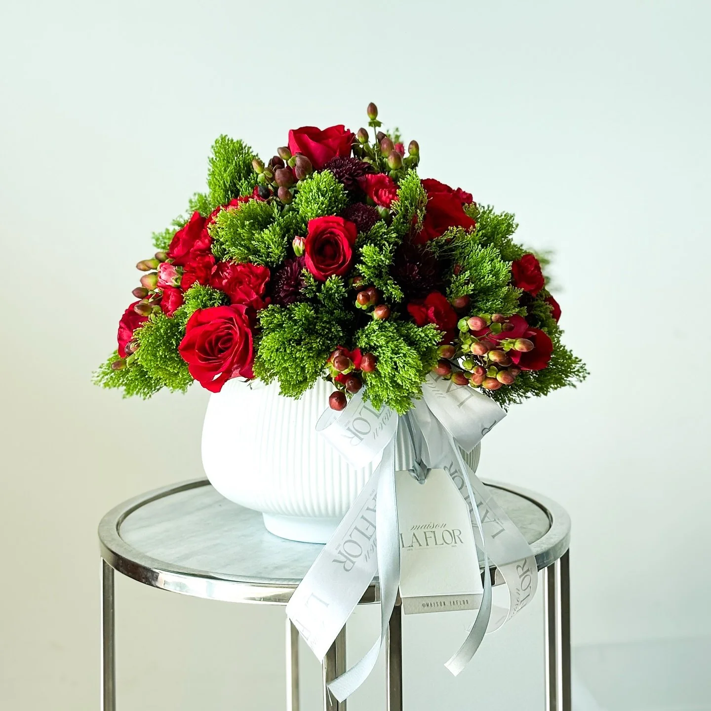Un arreglo donde la pasi&oacute;n del rojo se une con el verdor fresco del follaje, creando un contraste vibrante y sofisticado. Perfecto para celebrar momentos intensos, elegantes y llenos de sentimiento.

#MaisonLaFlor #LuxuryBlooms #RedRoses #Flor