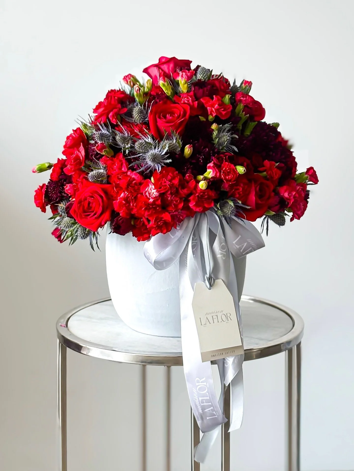 Un arreglo intenso y sofisticado que convierte cualquier espacio en una declaraci&oacute;n.

#MaisonLaFlor #FloralArt #LuxuryFlowers #RedElegance