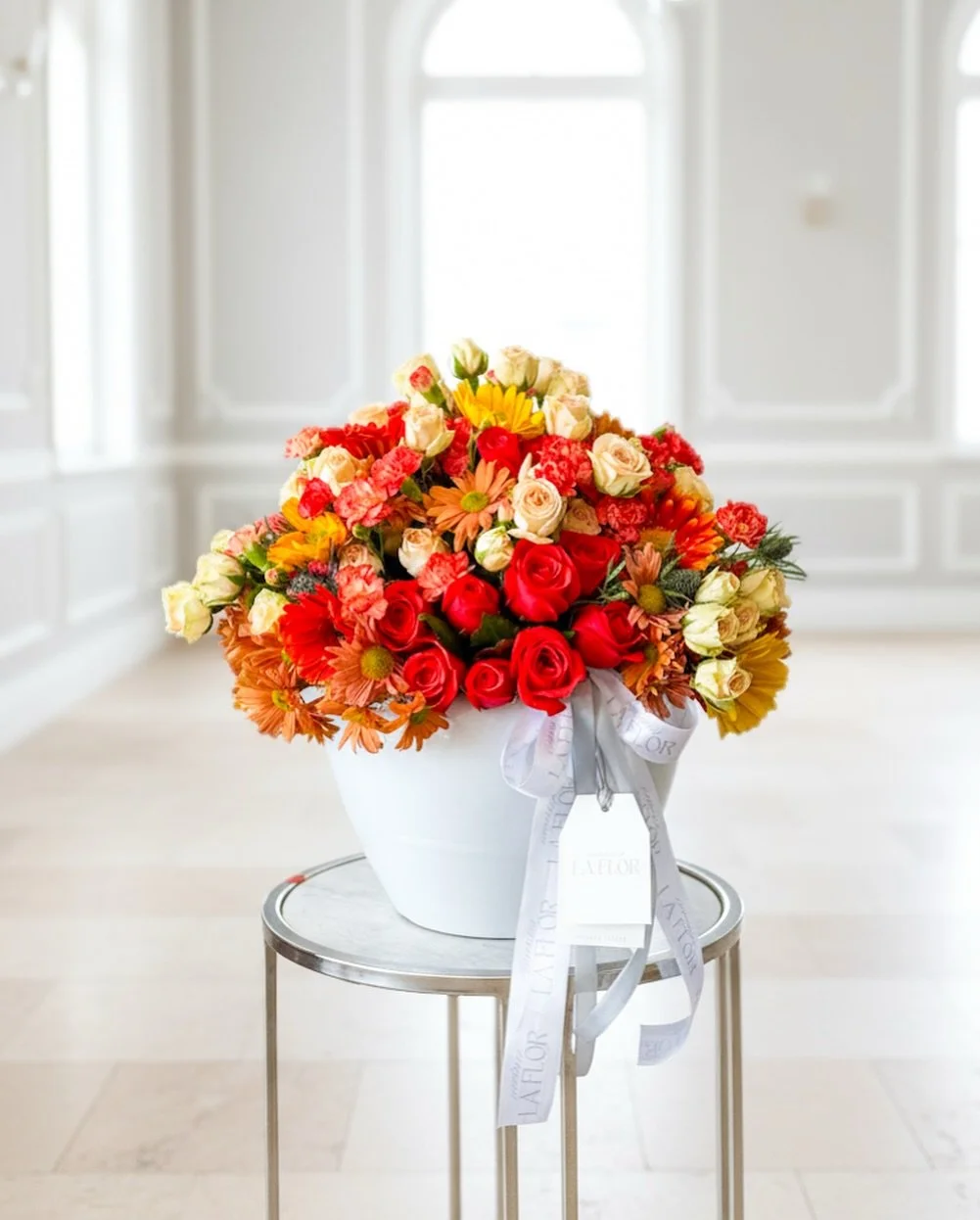 Colores c&aacute;lidos, texturas que inspiran y una composici&oacute;n que transforma cualquier espacio en un escenario de sofisticaci&oacute;n. 🌹🍂

#MaisonLaFlor #LuxuryFlowers #ArtDeVivre #FlowerDesign #FloralLuxury #InteriorInspo #ChicDetails