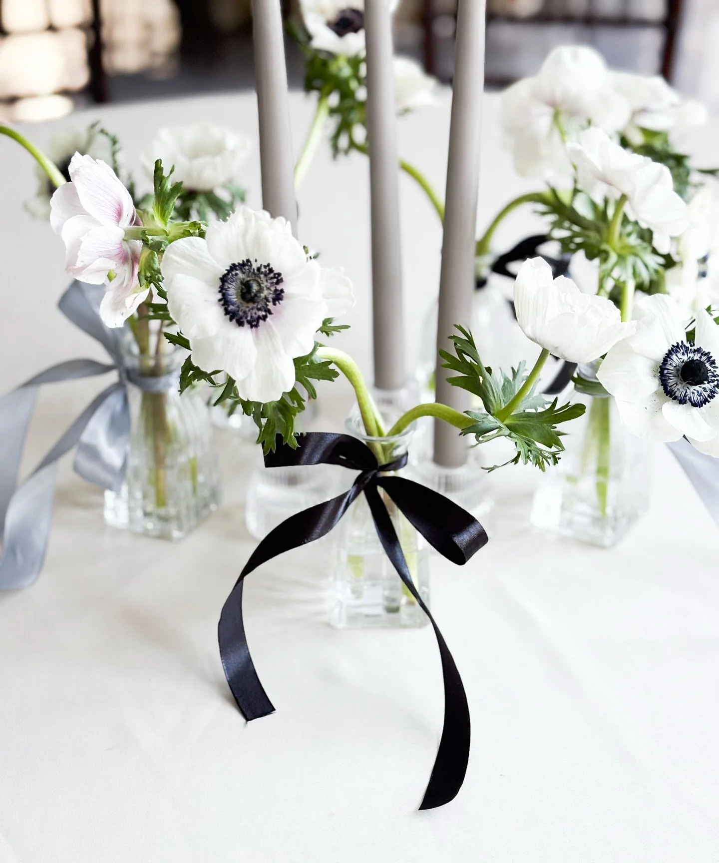 Timeless elegance meets simplicity.
An&eacute;monas blancas, lazos de seda y velas que crean un aire de sofisticaci&oacute;n serena. 

#MaisonLaFlor #FloralDesign #ElegantDetails #TableDecor