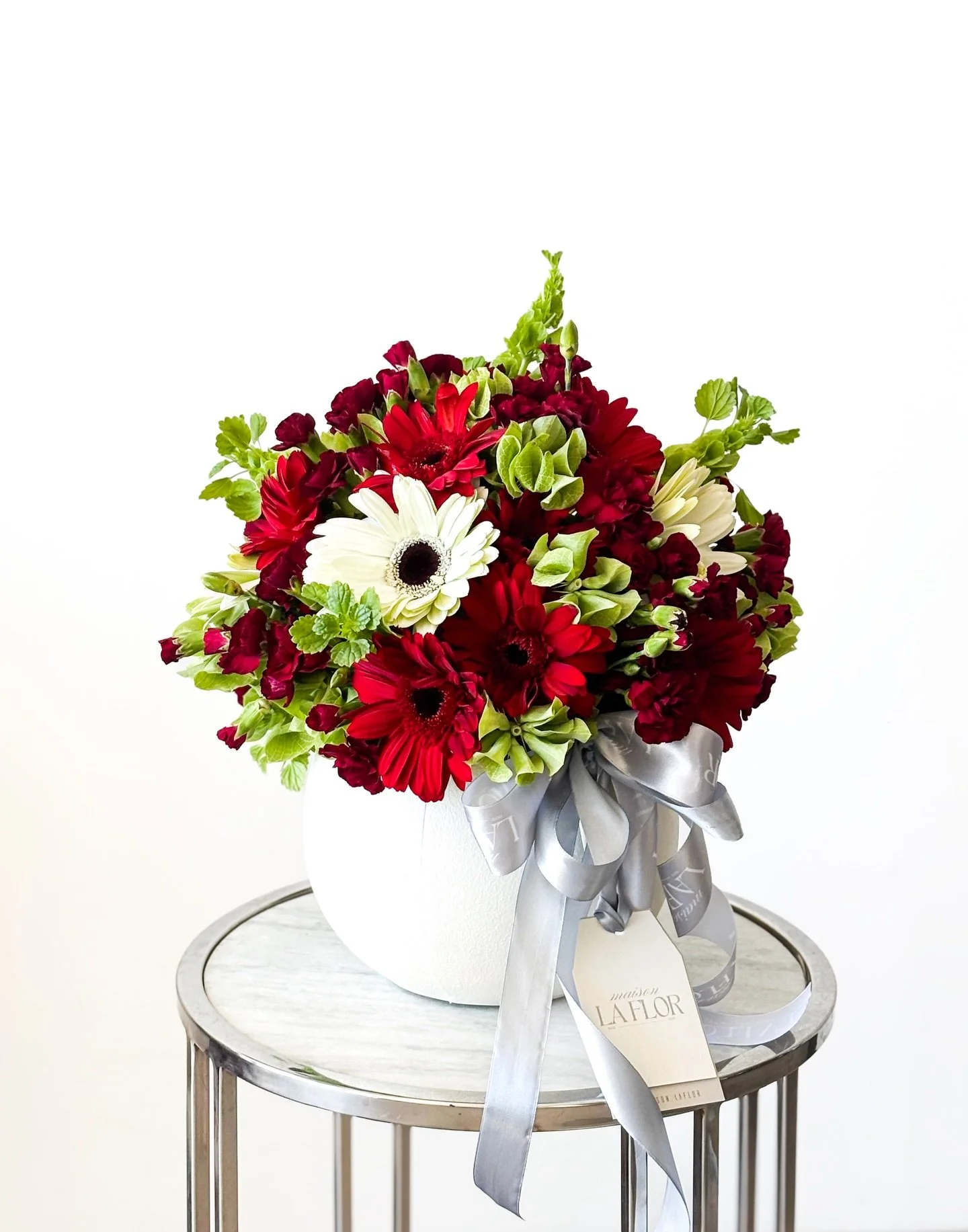 Some red elegance for your day

Gerberia es nuestro bouquet del momento: una mezcla vibrante de gerberas rojas y acentos verdes que llenan cualquier espacio de vida, fuerza y belleza. Un arreglo perfecto para celebrar, agradecer o simplemente para en