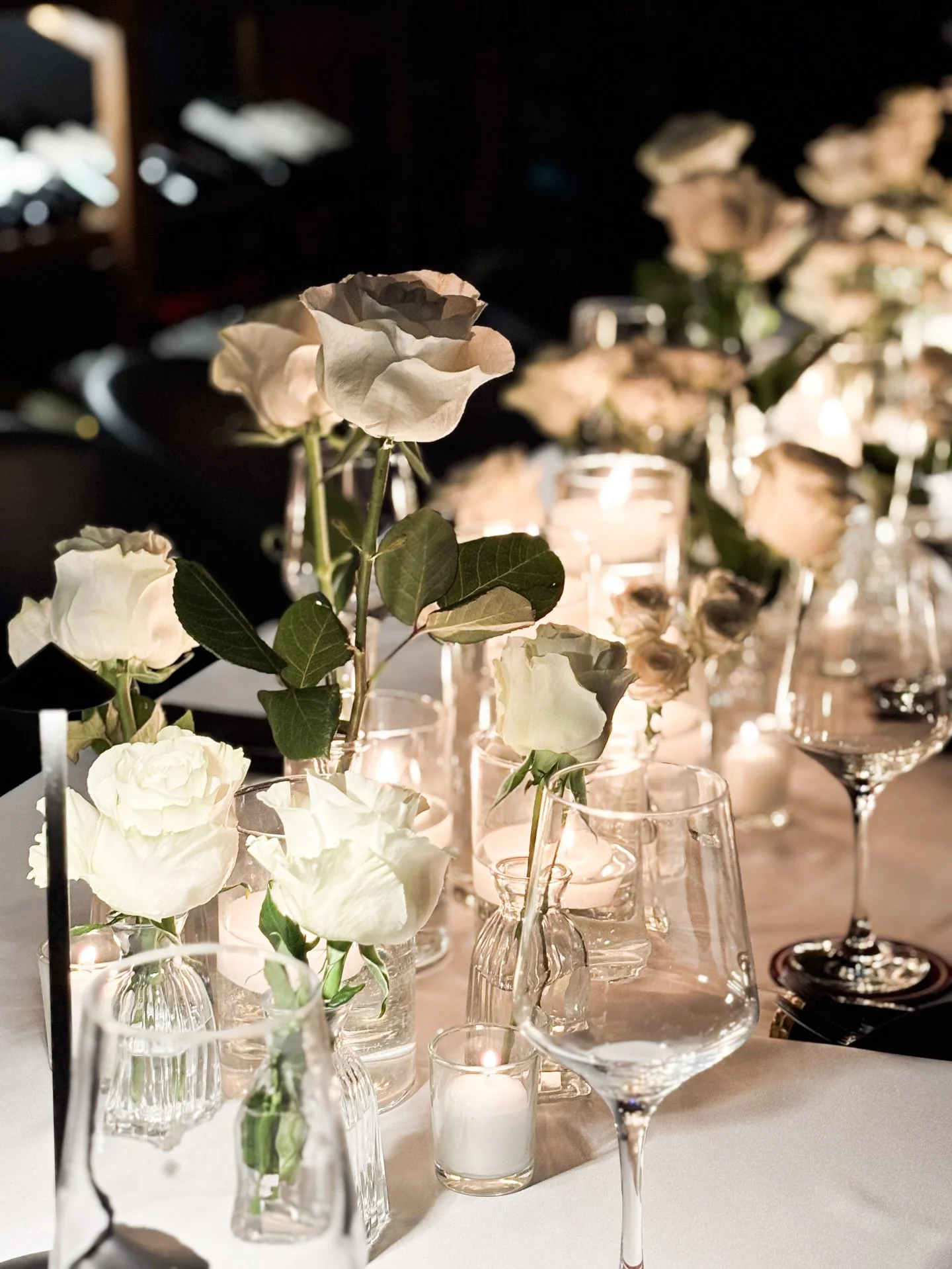 Where light meets emotion

Una mesa que respira calma, rodeada de rosas blancas que celebran la vida en su forma m&aacute;s pura. Cada flor, cada vela y cada reflejo de cristal crea un instante suspendido, perfecto para brindar por los nuevos comienz