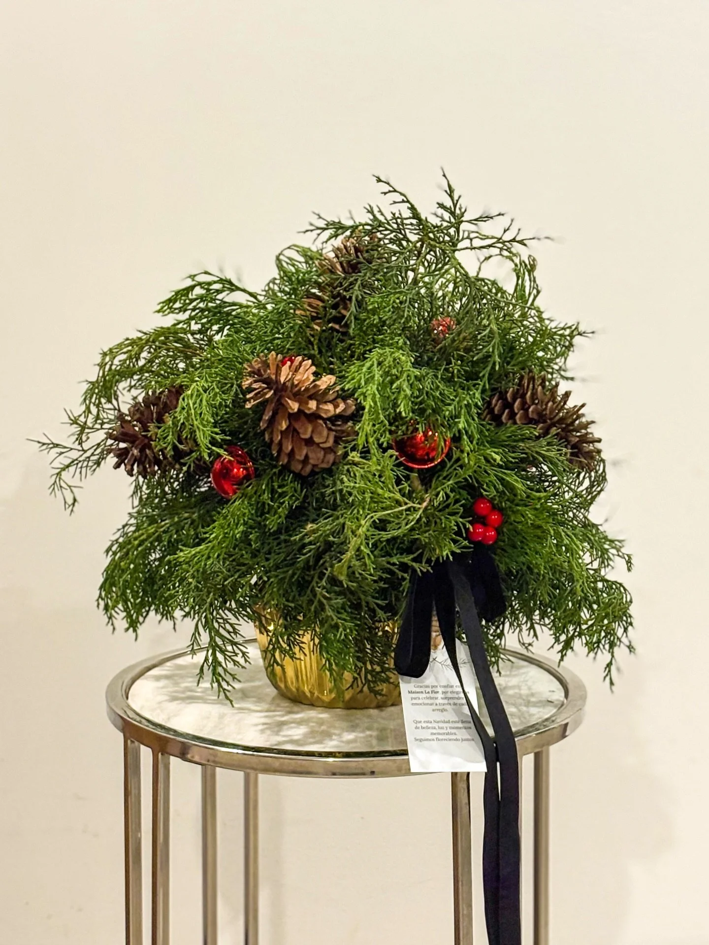 Verde natural, texturas del bosque y acentos festivos que evocan la calma y la sofisticaci&oacute;n de la temporada.

#MaisonLaFlor #HolidayMood #WinterArrangement #FloralLuxury #NaturalElegance ChristmasVibes FloralsInStyle TimelessDesign